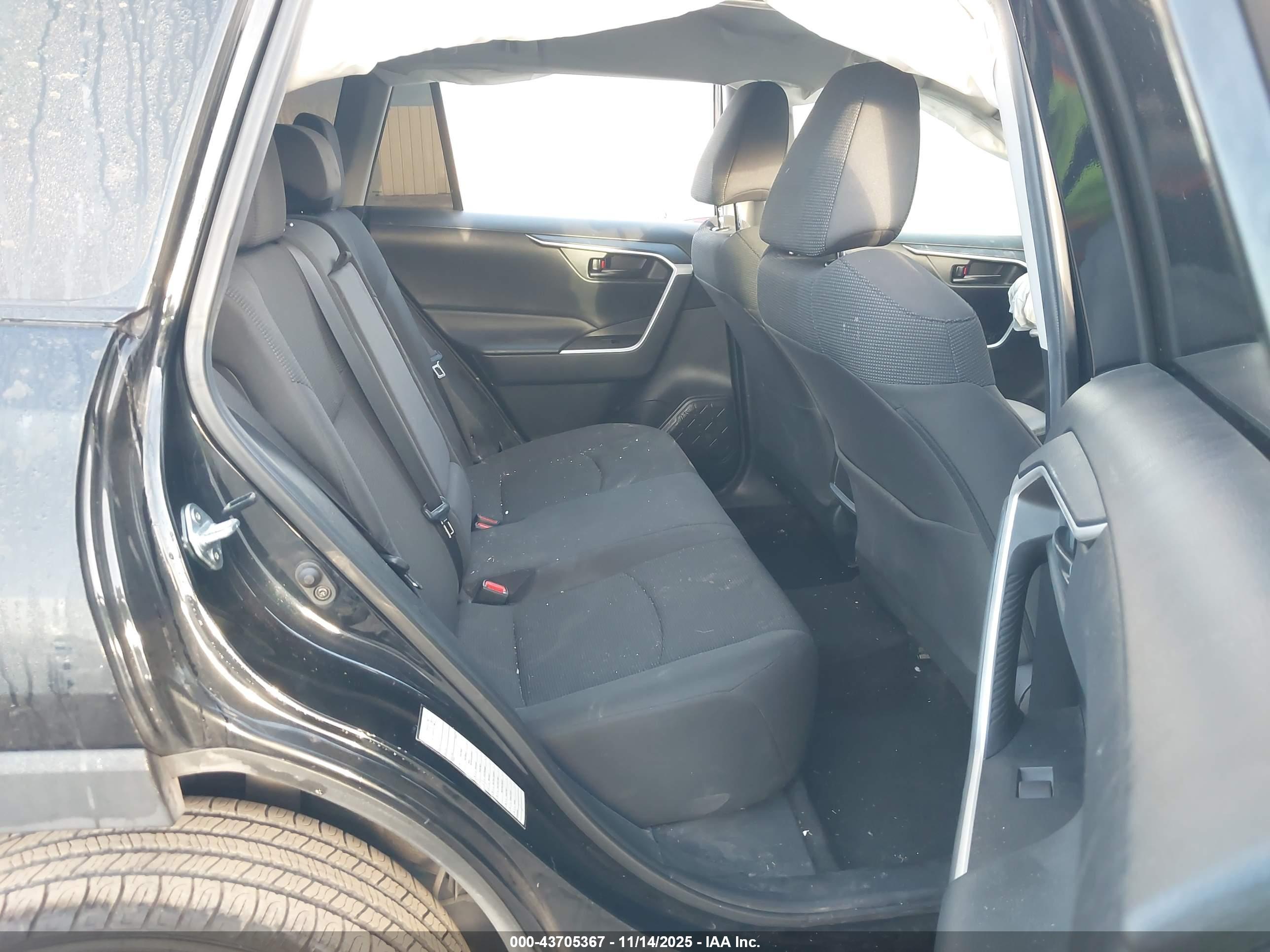 TOYOTA RAV4 image 8