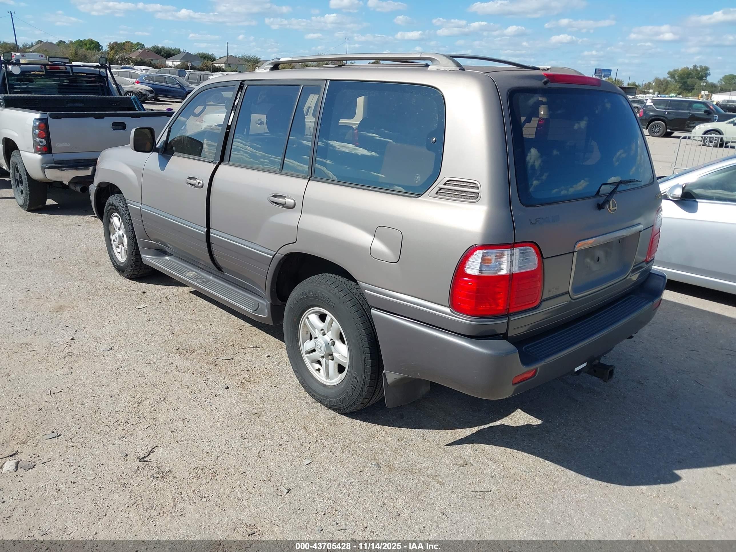 LEXUS LX image 3