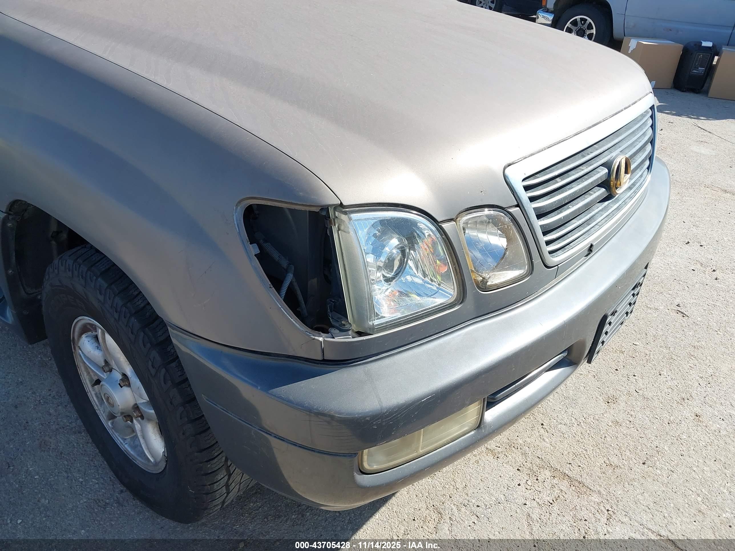 LEXUS LX image 6