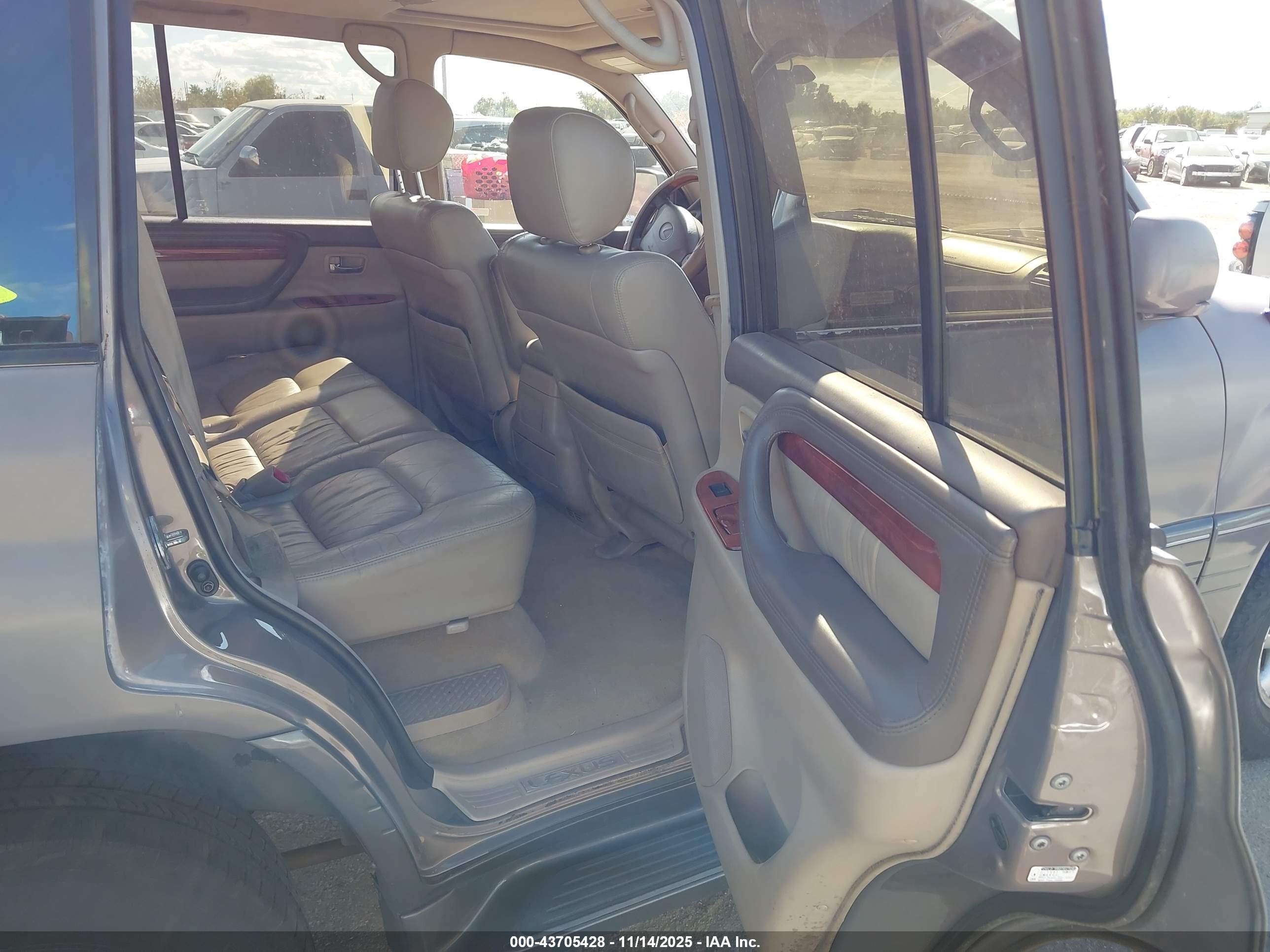 LEXUS LX image 8