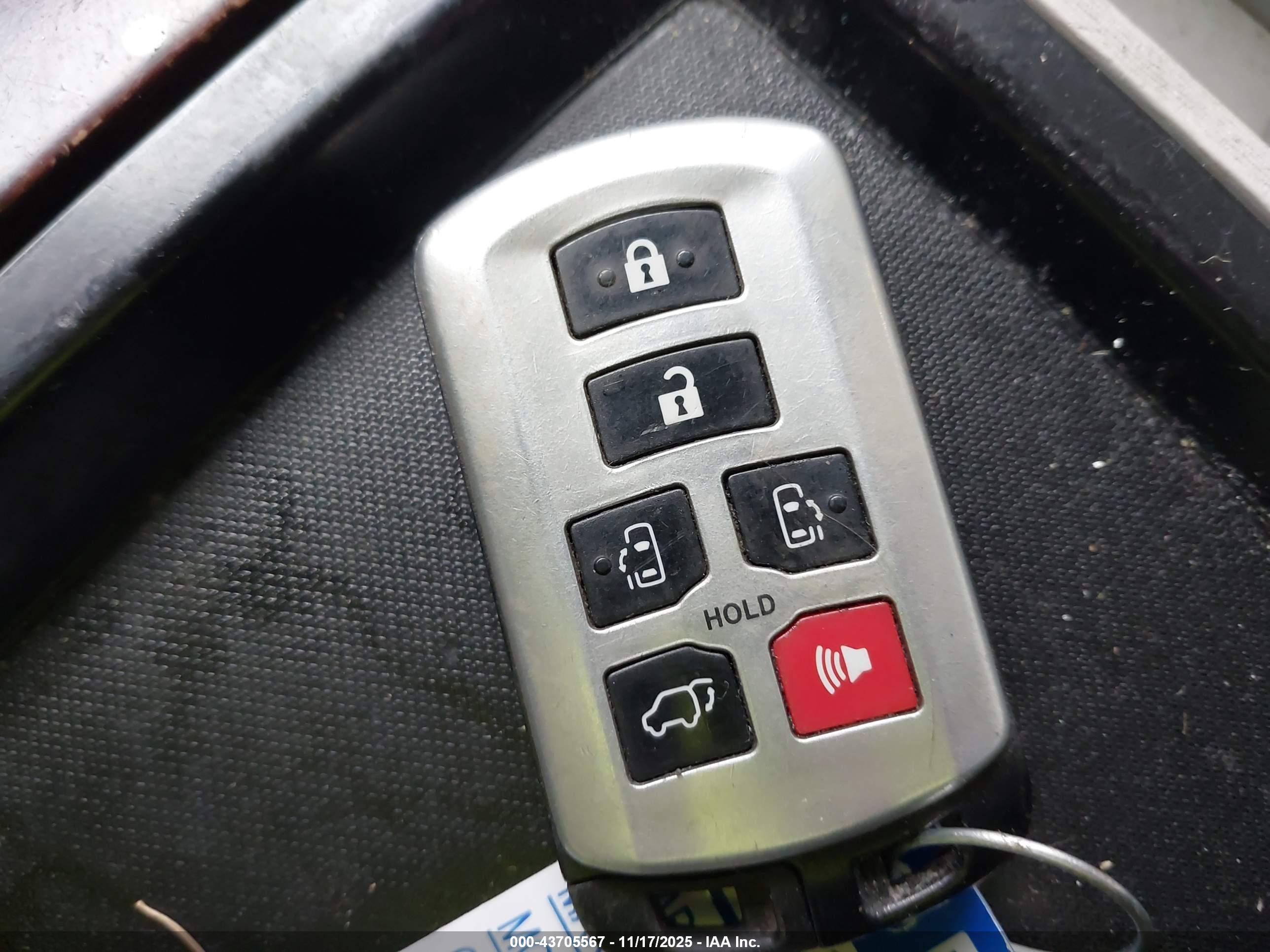 TOYOTA SIENNA image 11