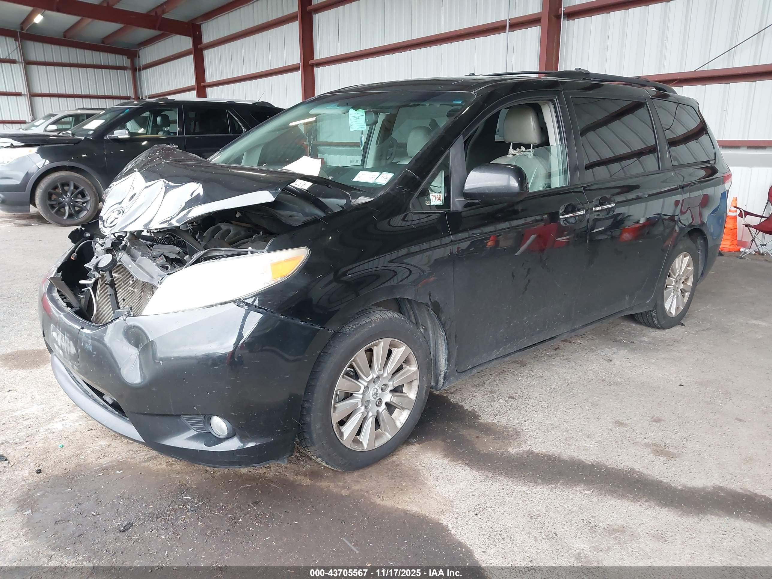 TOYOTA SIENNA image 2