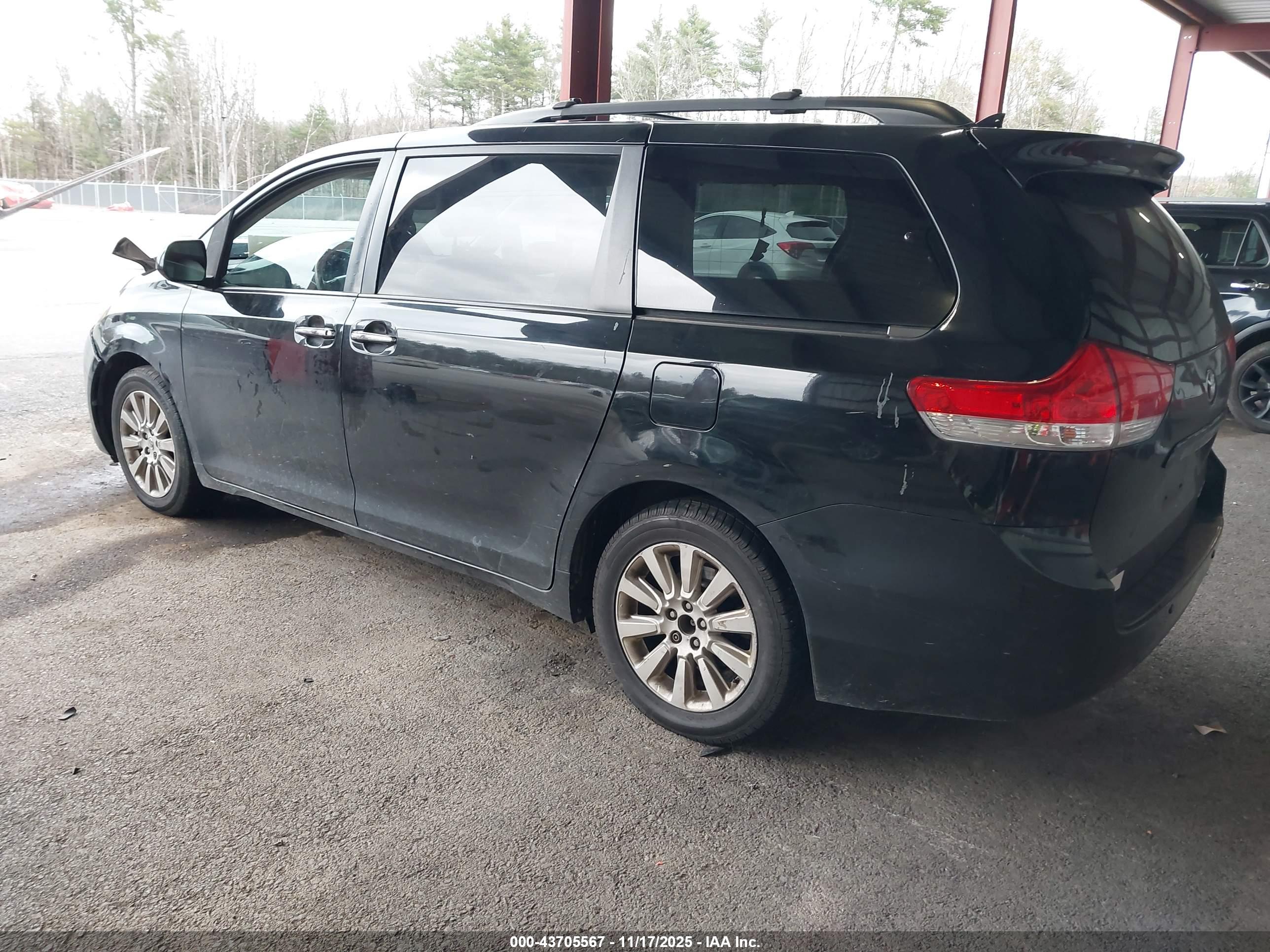 TOYOTA SIENNA image 3