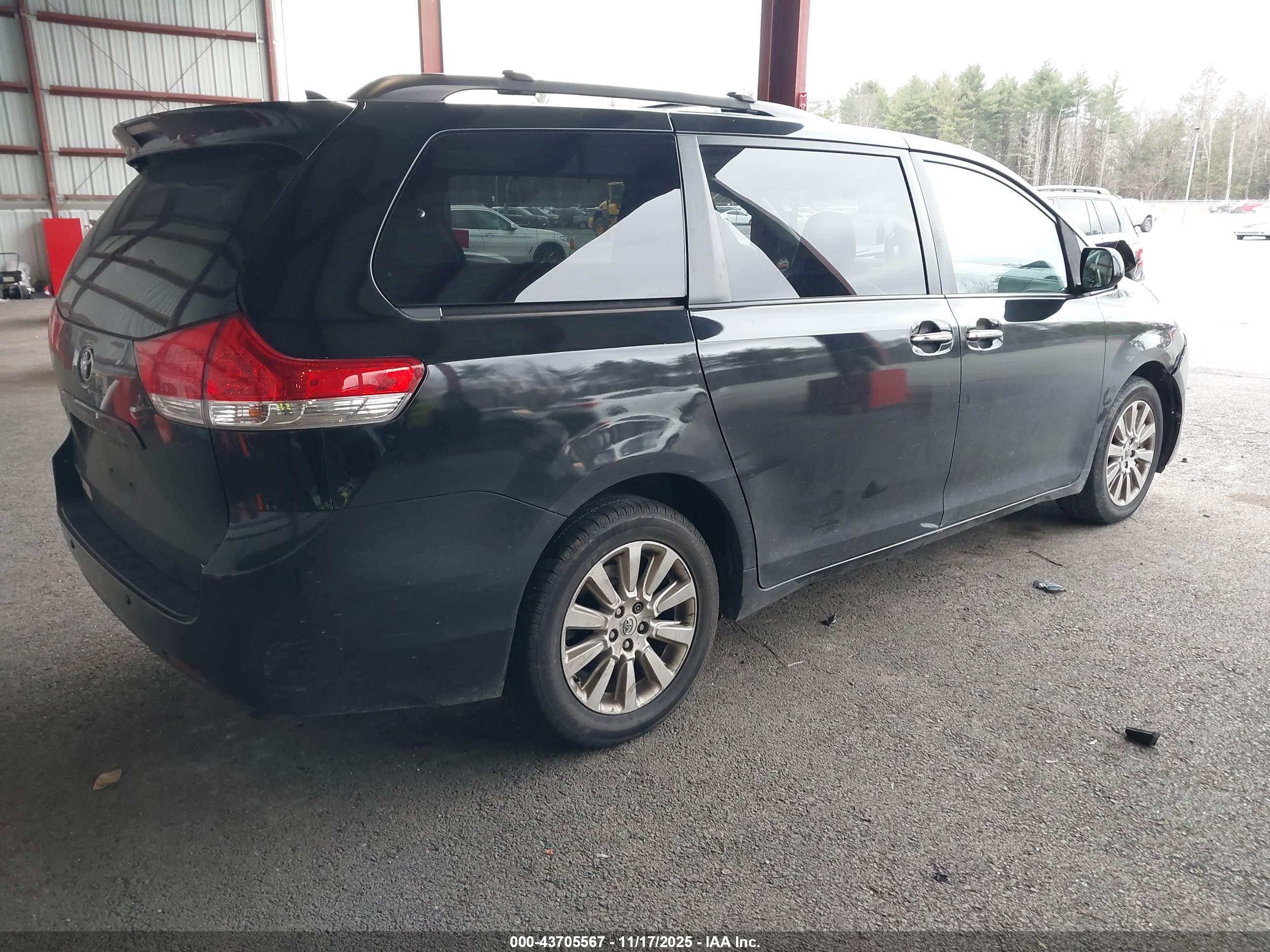 TOYOTA SIENNA image 4