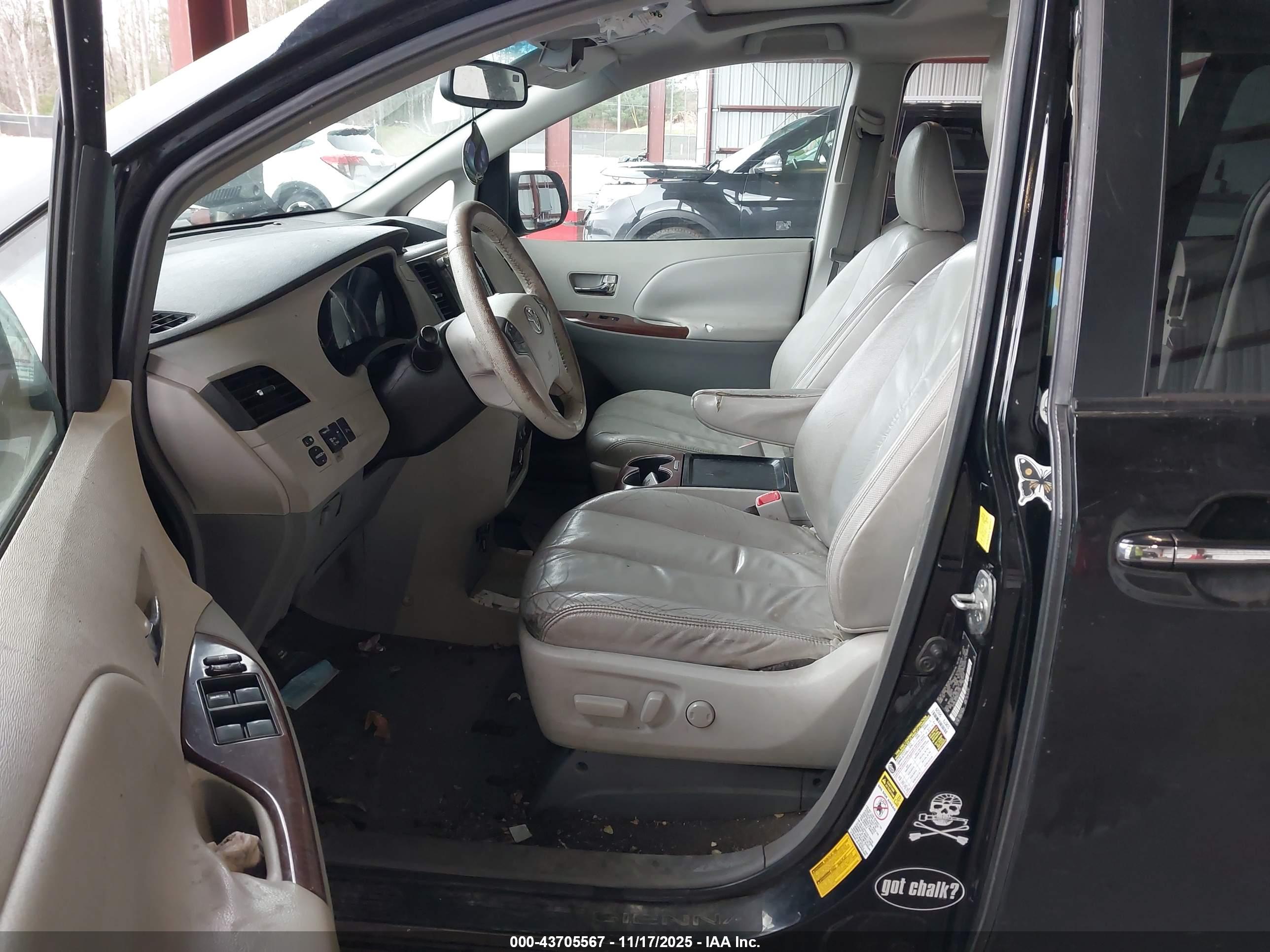 TOYOTA SIENNA image 5