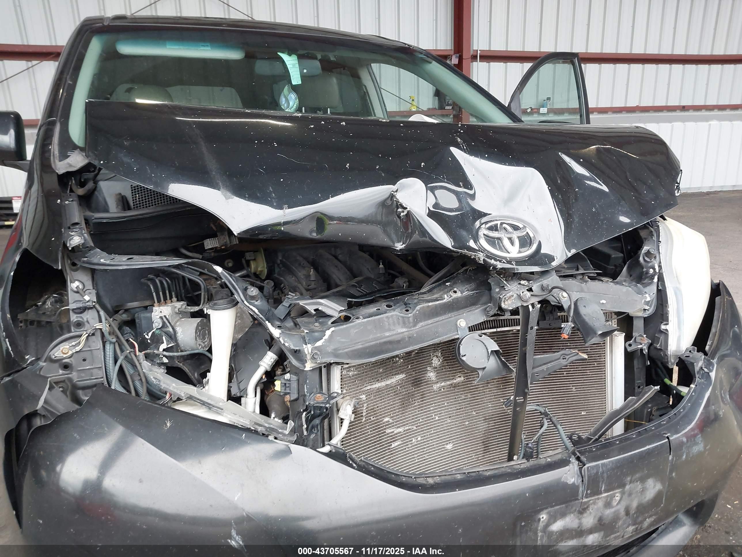 TOYOTA SIENNA image 6