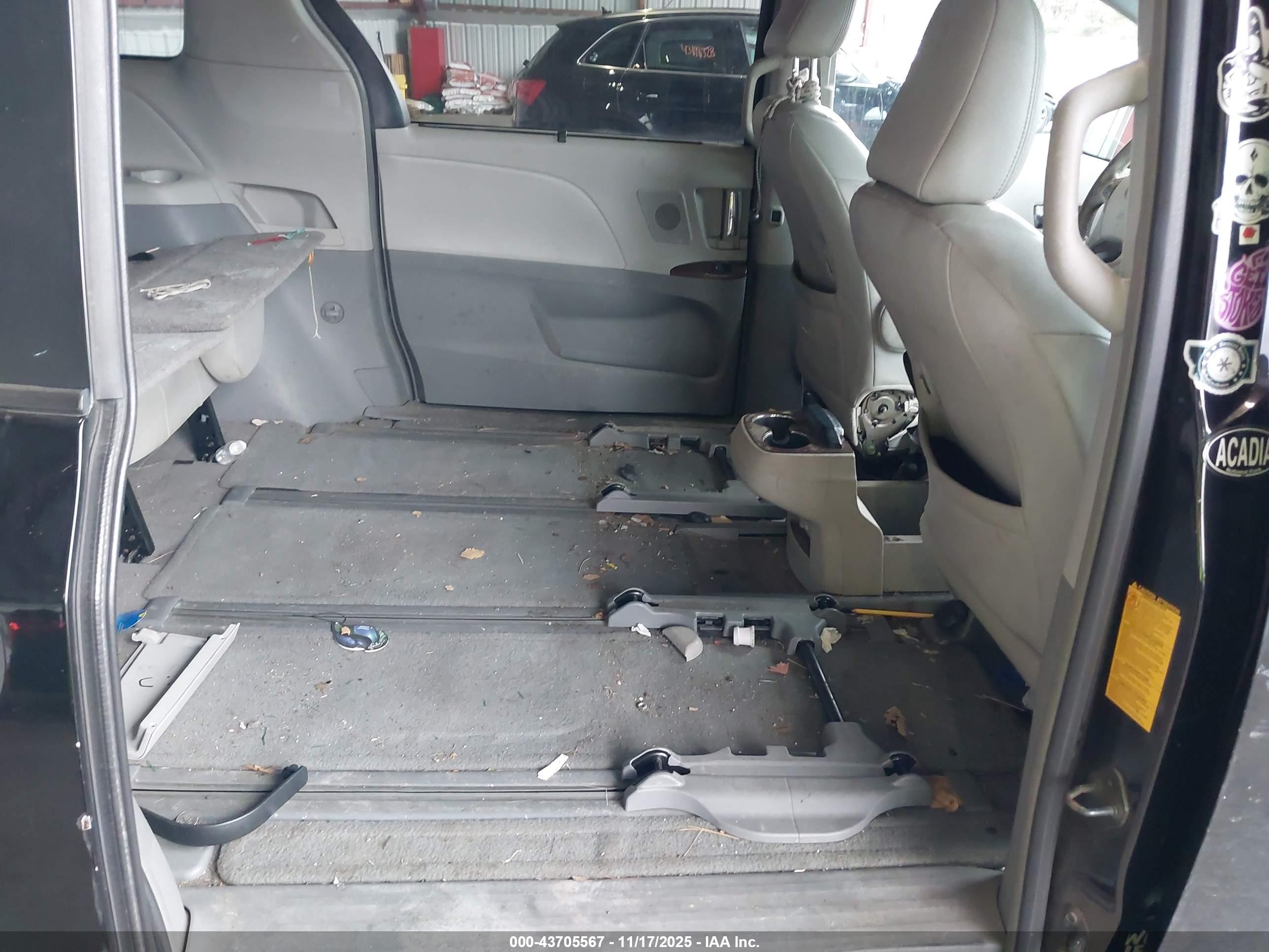 TOYOTA SIENNA image 8