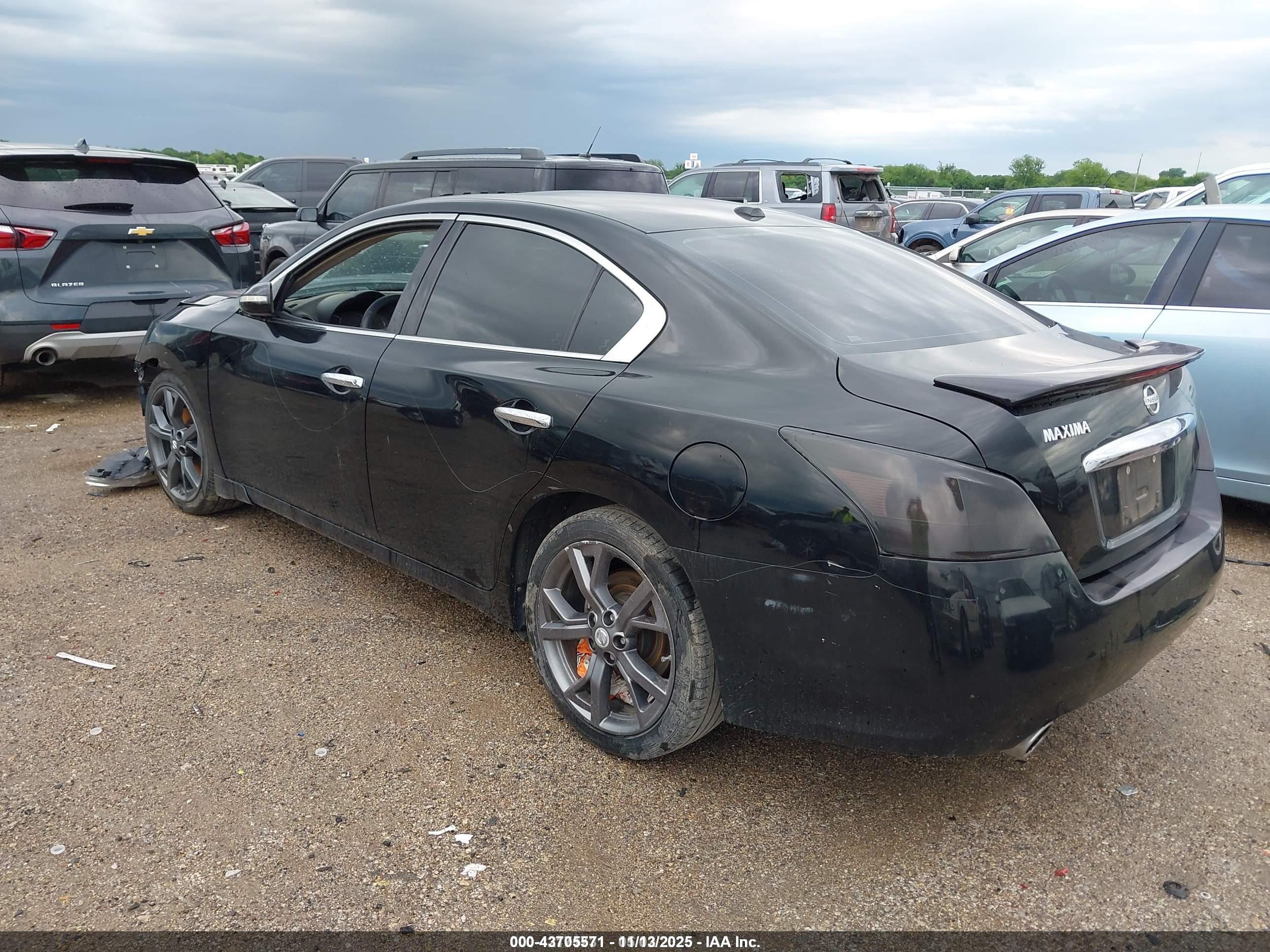 NISSAN MAXIMA image 3