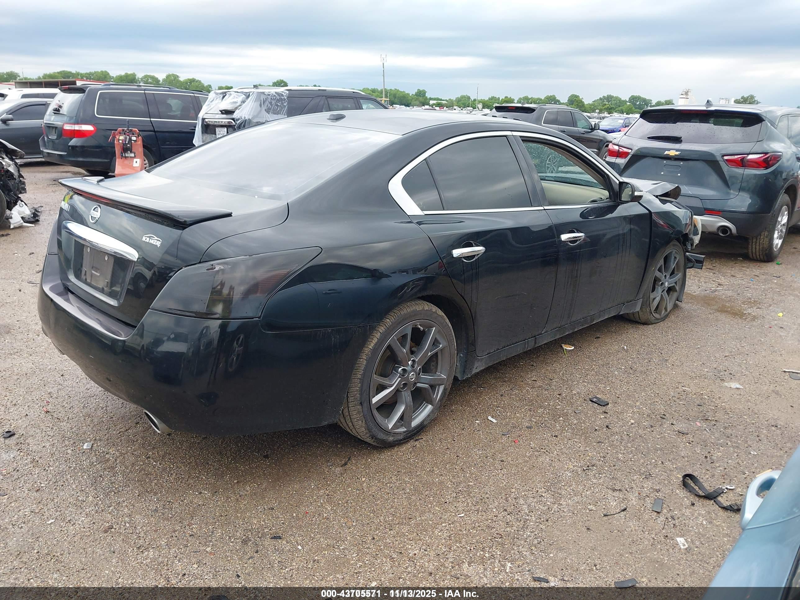 NISSAN MAXIMA image 4