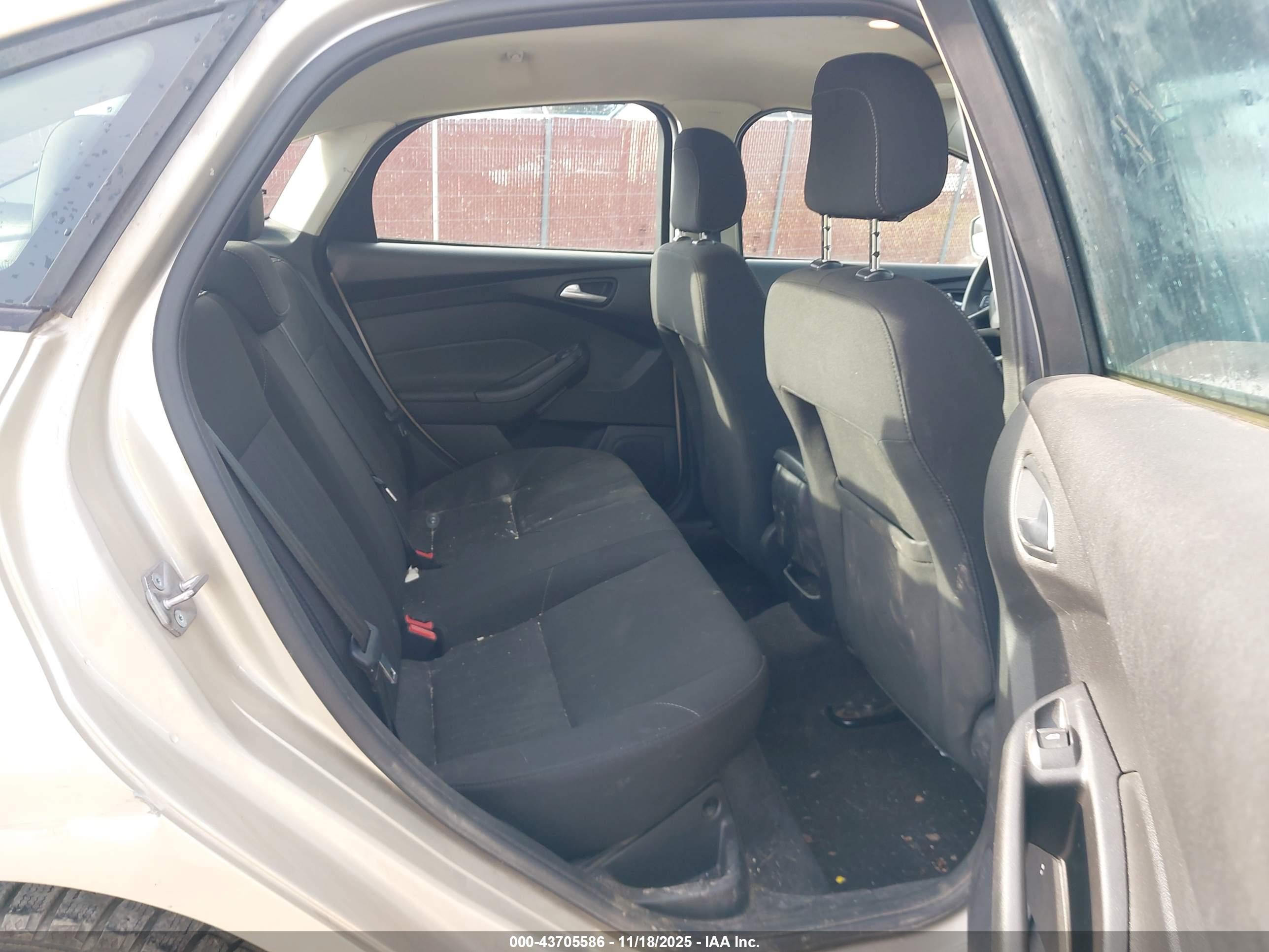 FORD FOCUS image 8