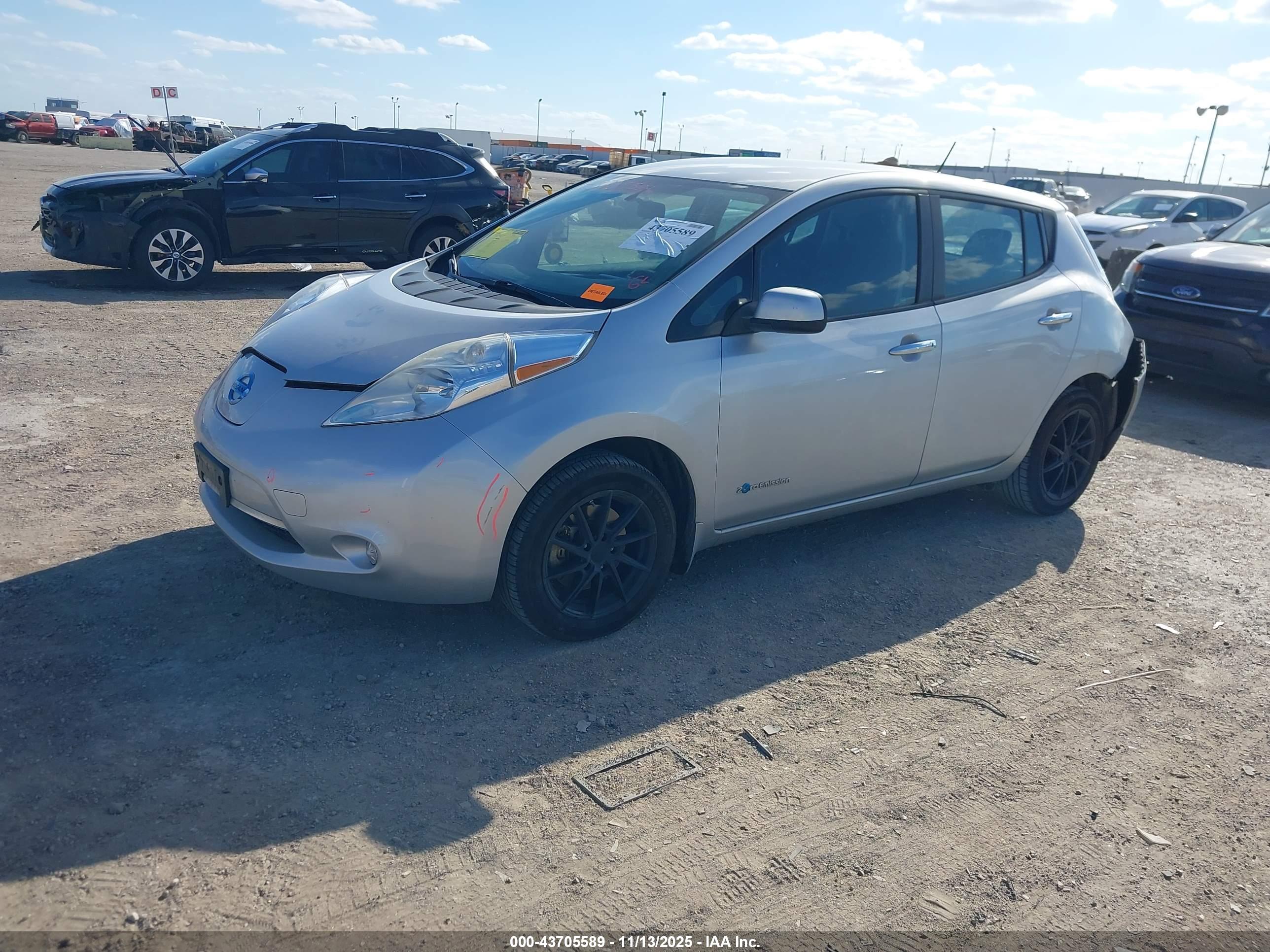 NISSAN LEAF image 2