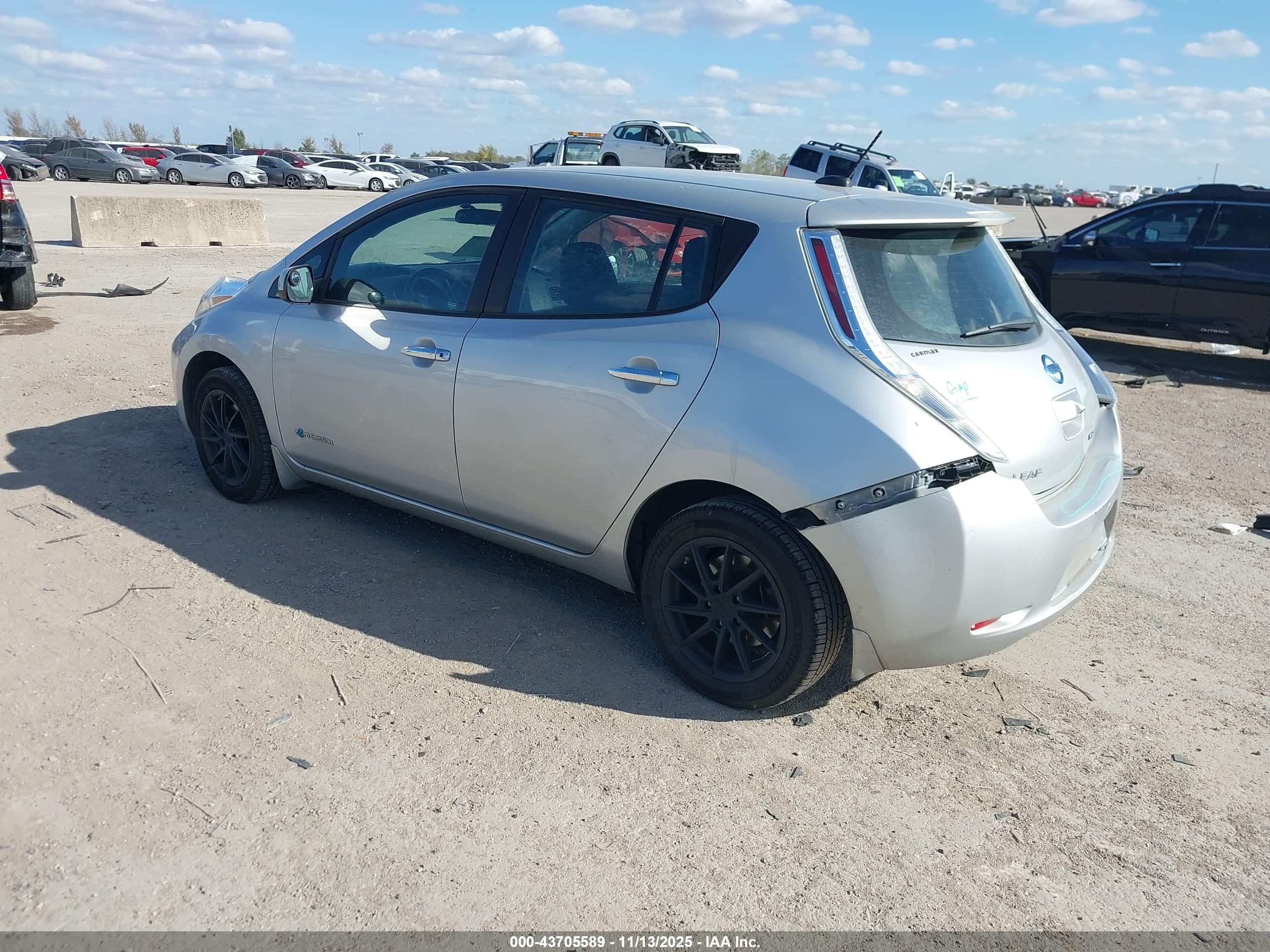 NISSAN LEAF image 3