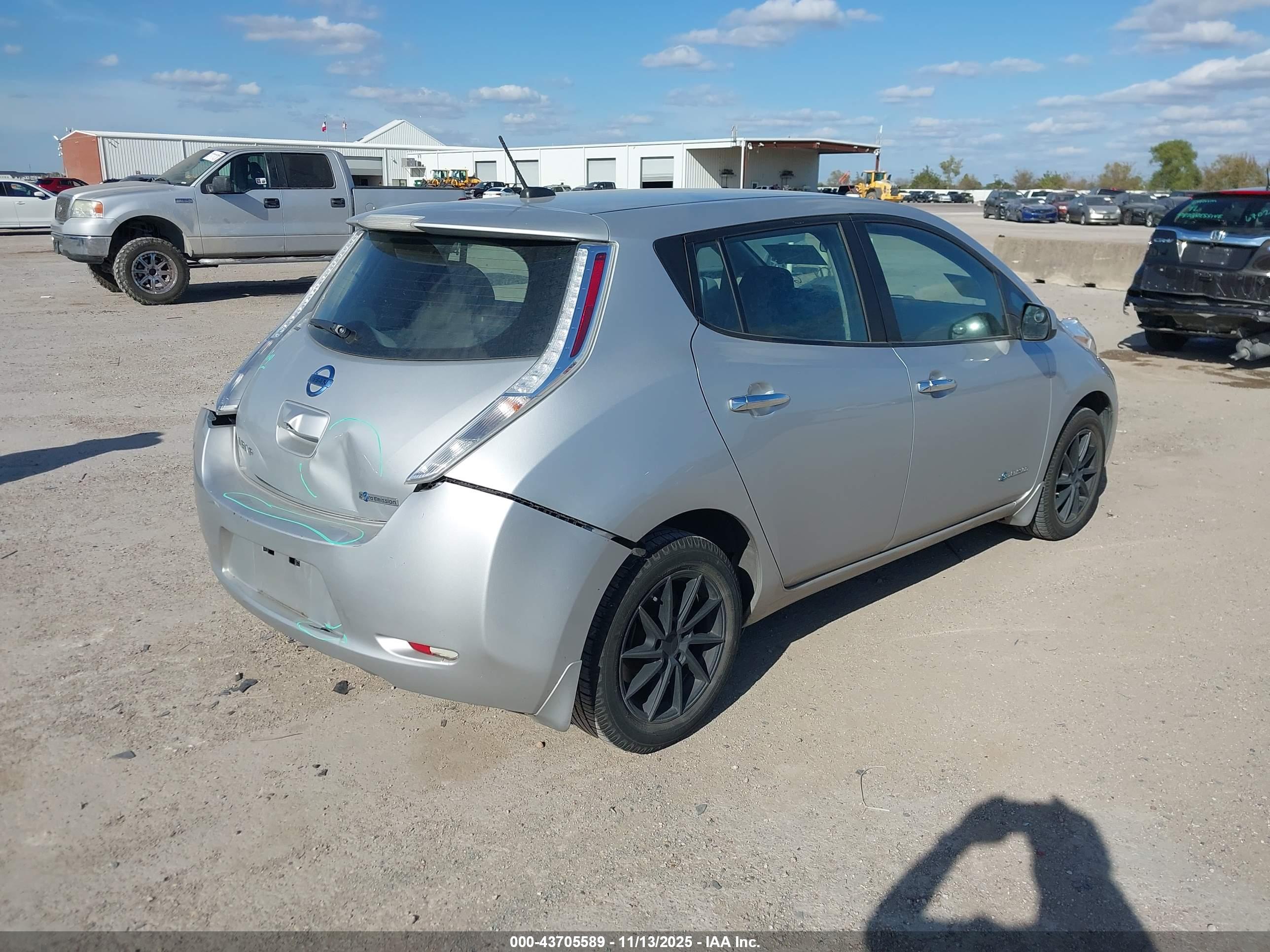 NISSAN LEAF image 4