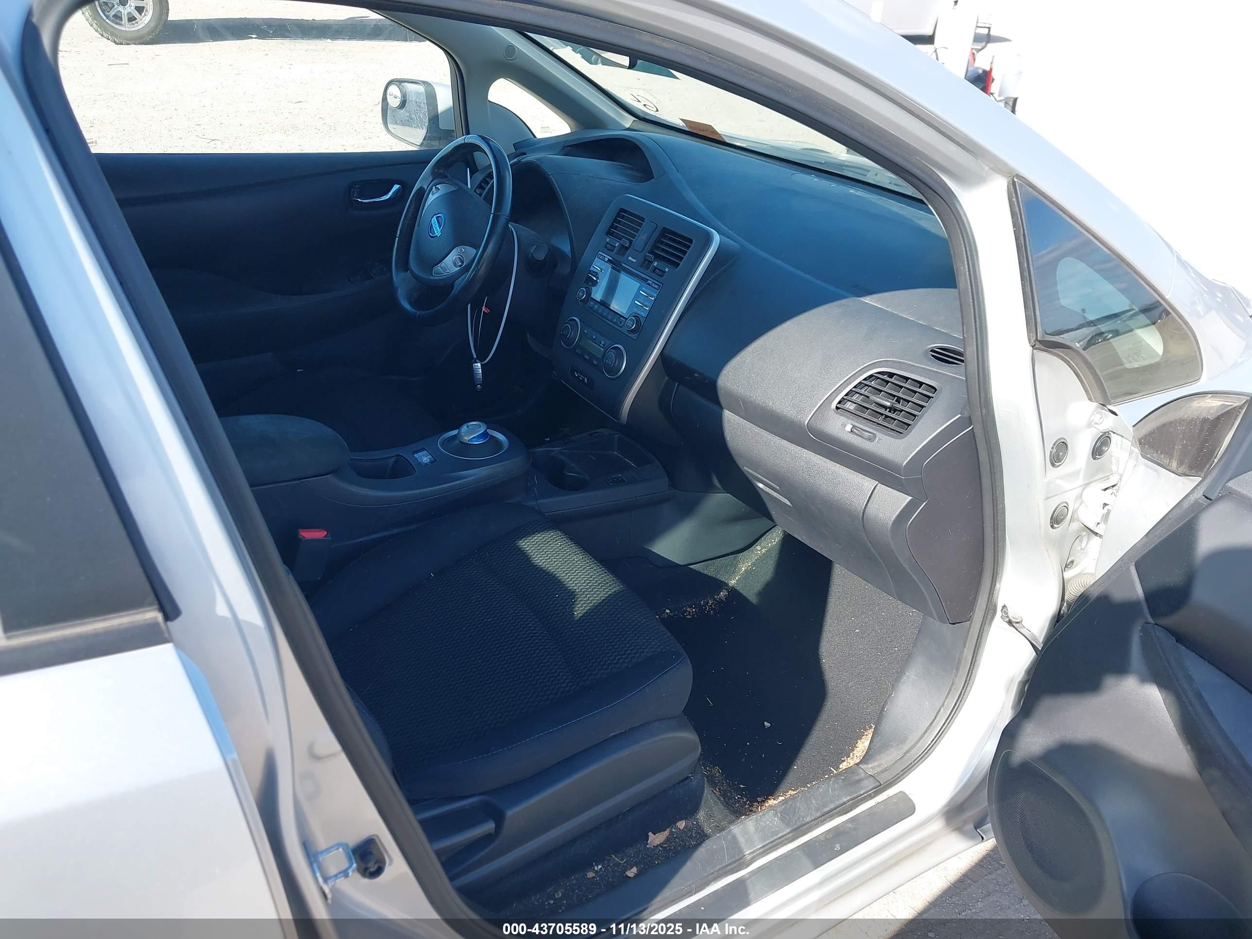 NISSAN LEAF image 5