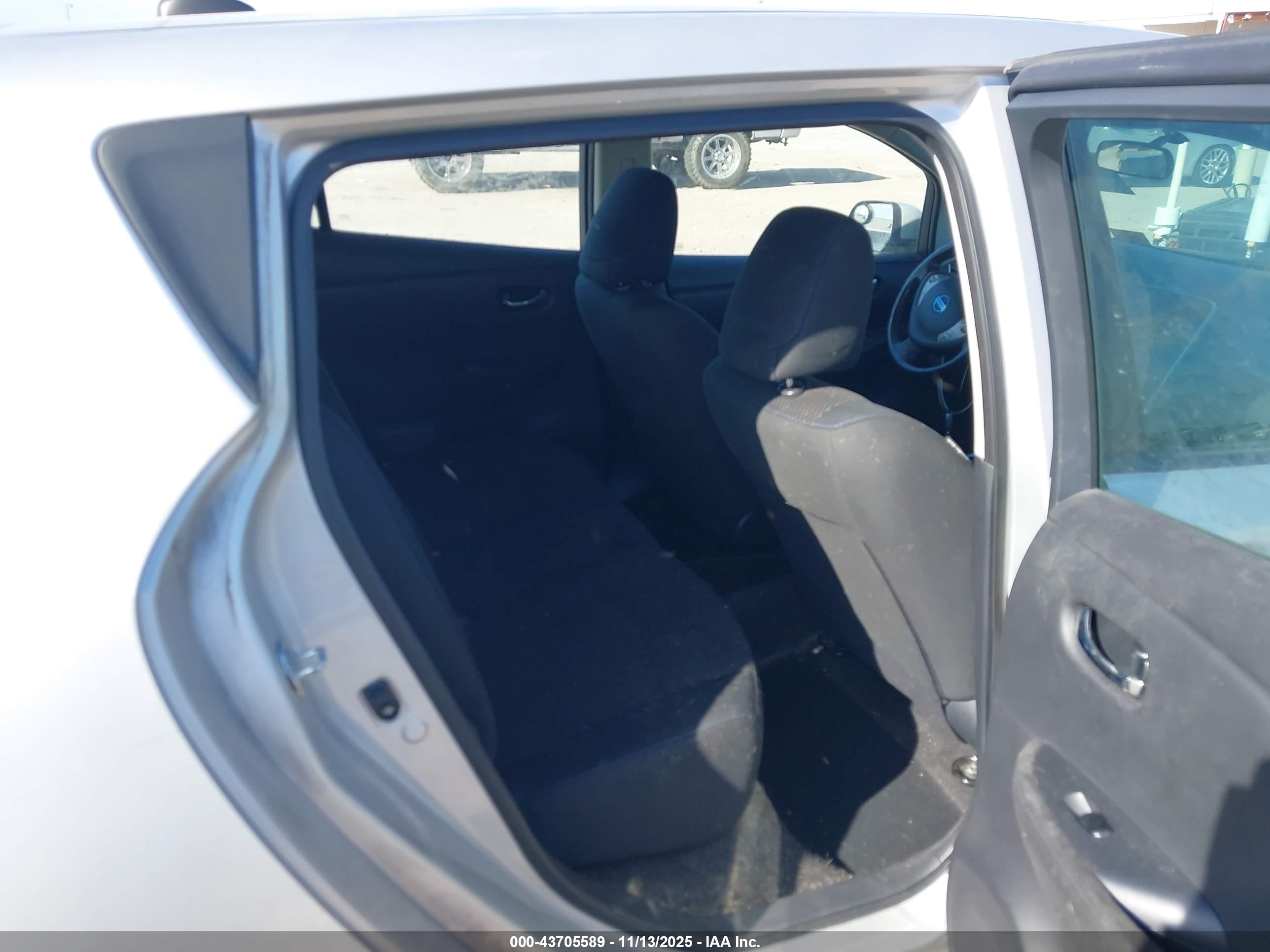NISSAN LEAF image 8