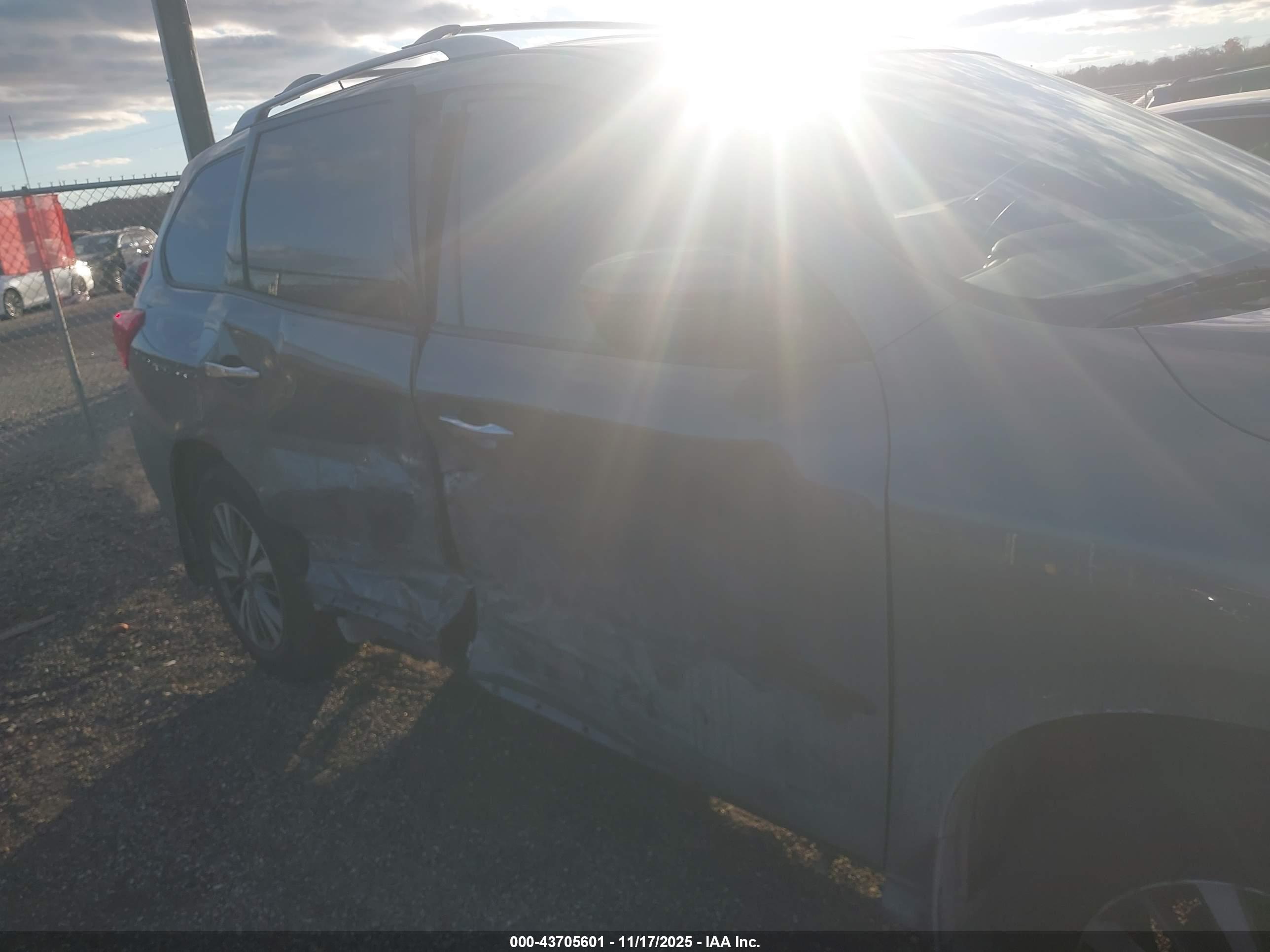 NISSAN PATHFINDER image 6