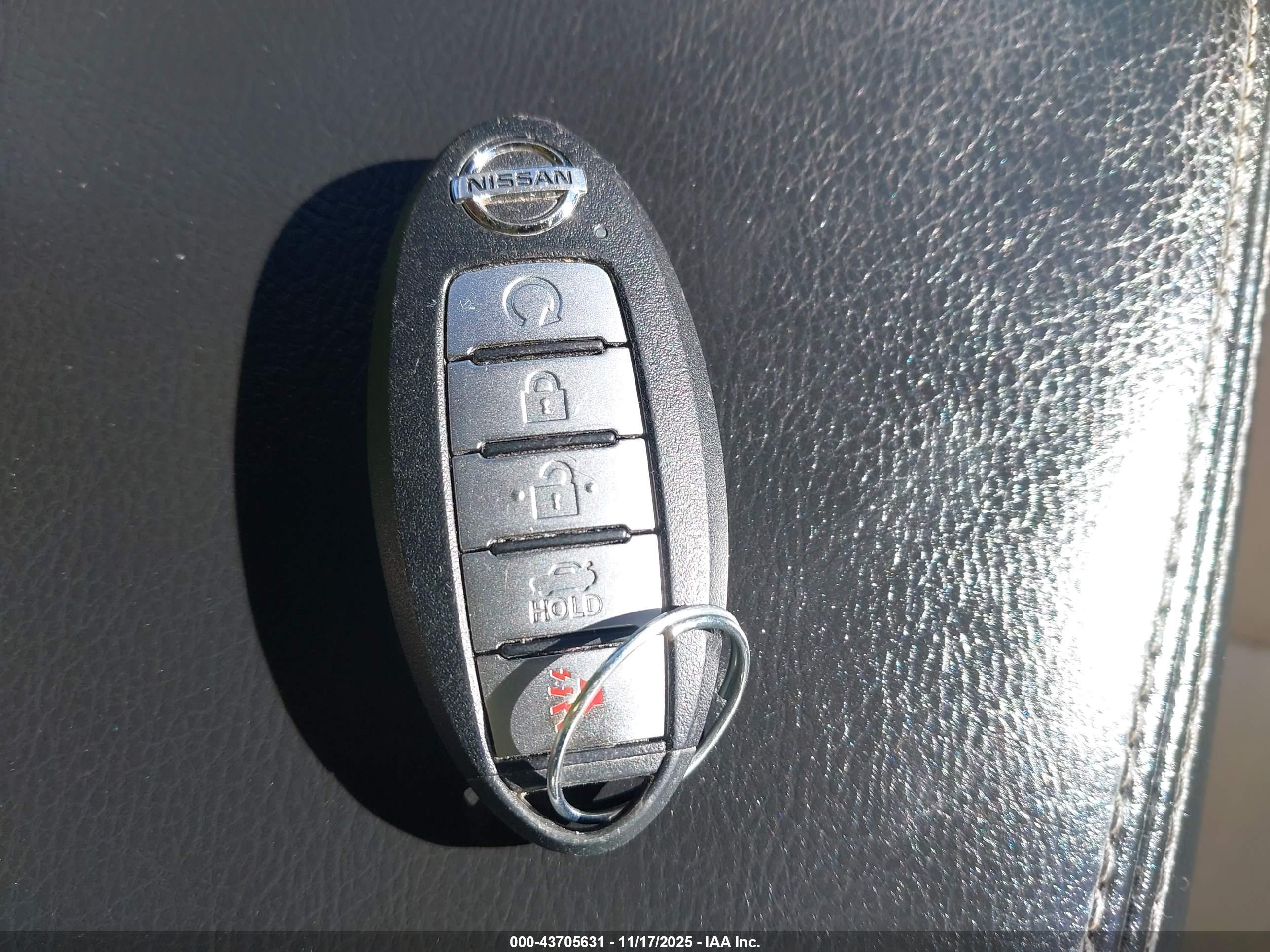 NISSAN MAXIMA image 11