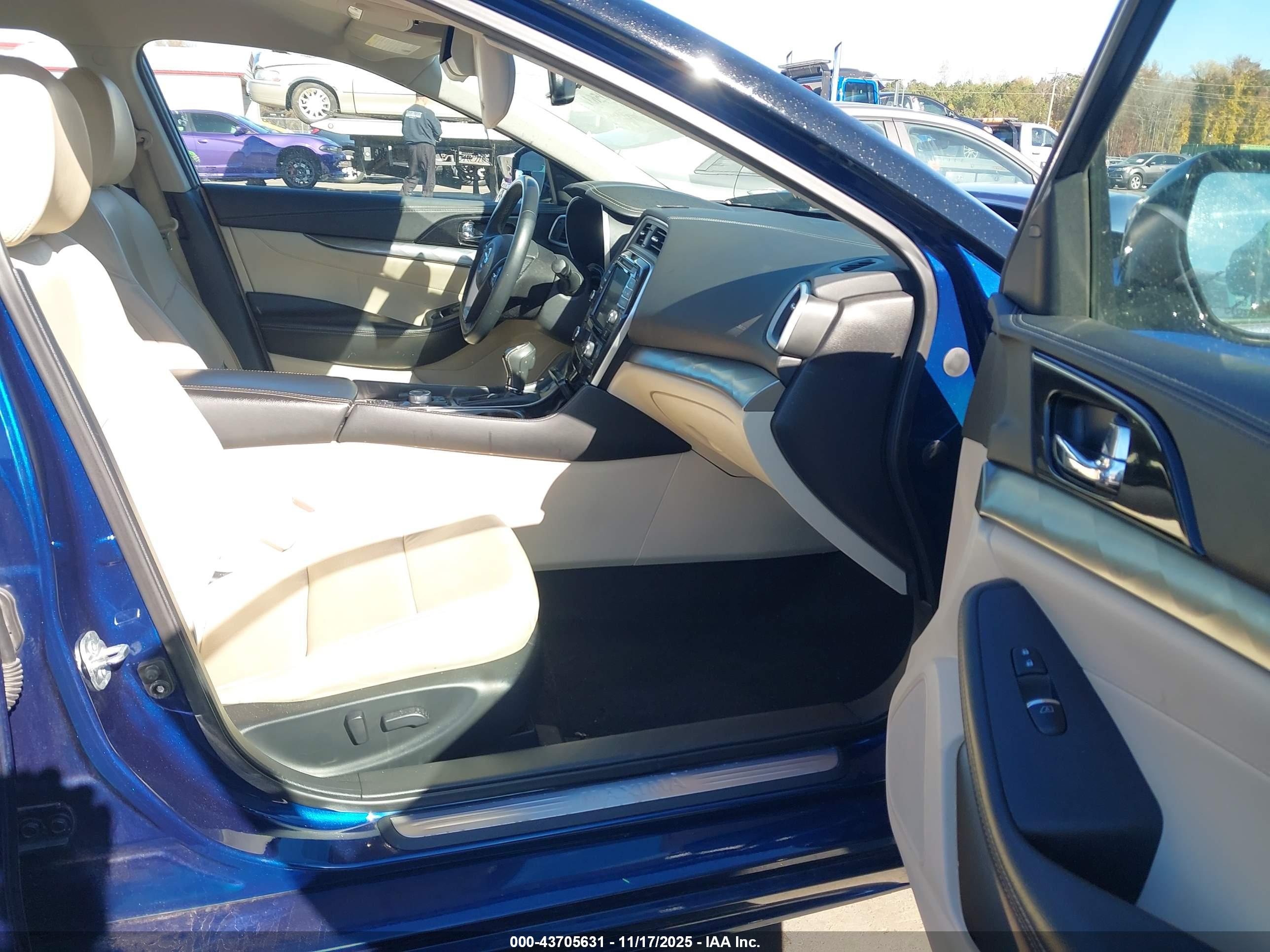 NISSAN MAXIMA image 5