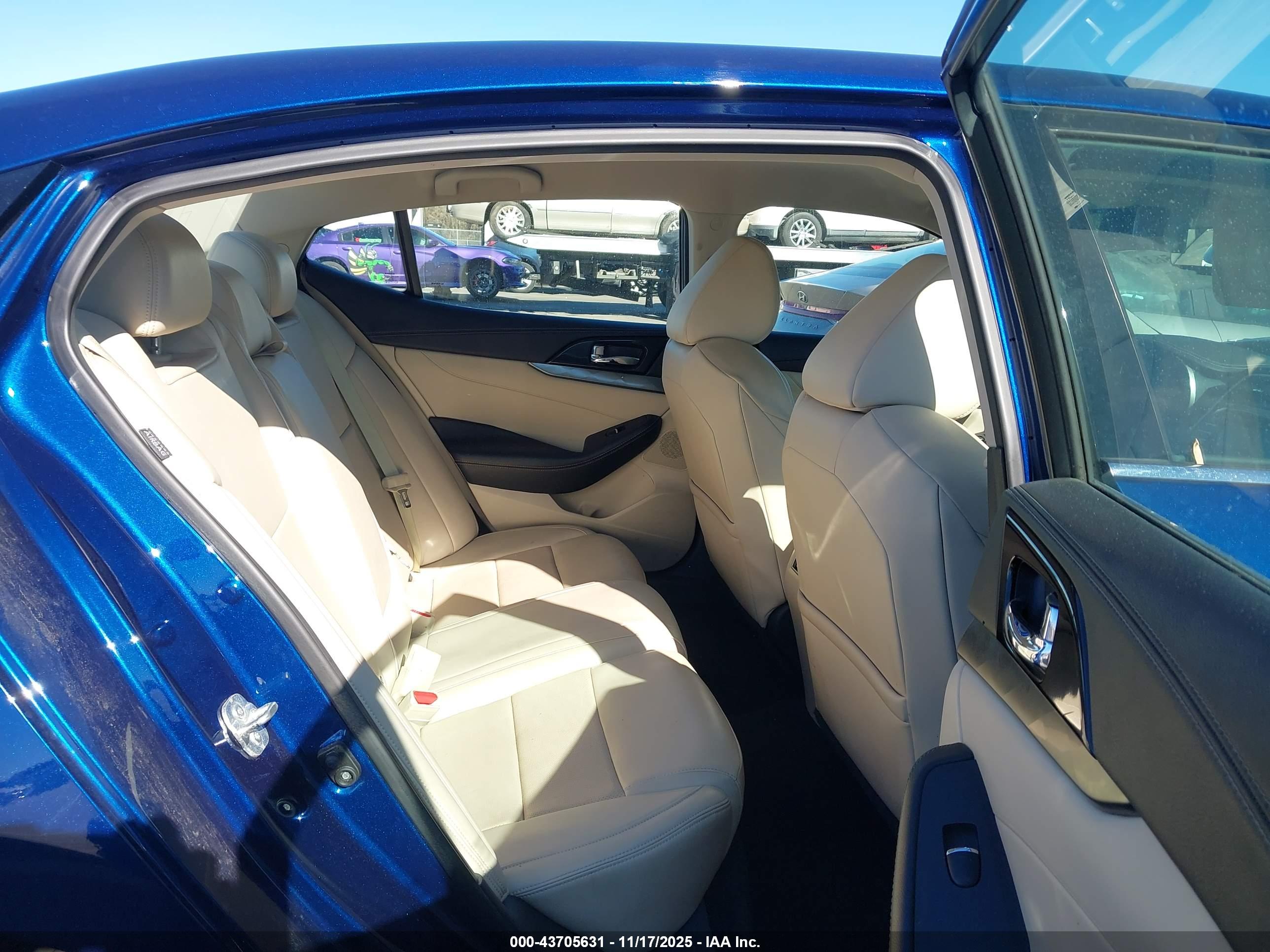NISSAN MAXIMA image 8