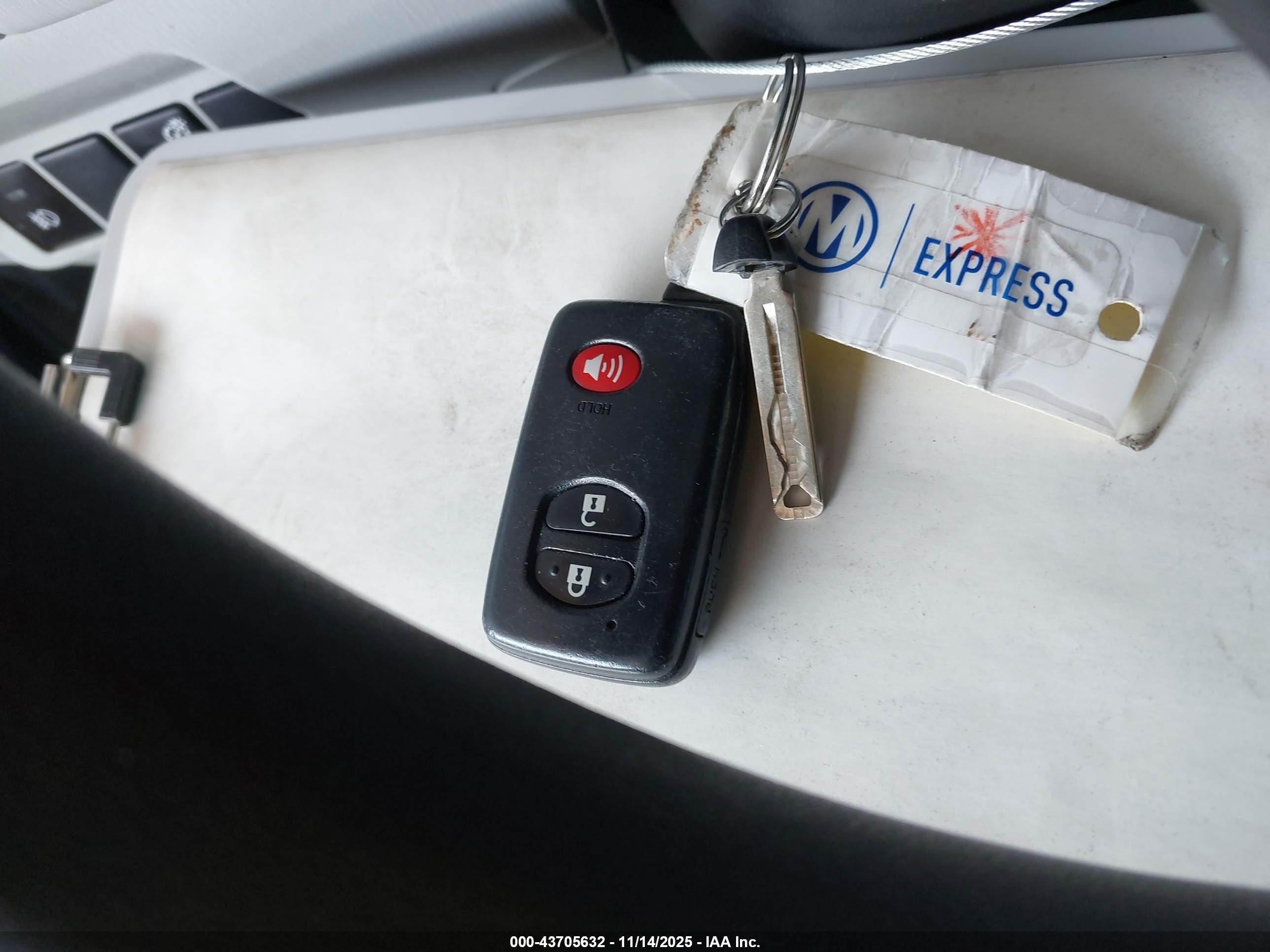 TOYOTA PRIUS image 11