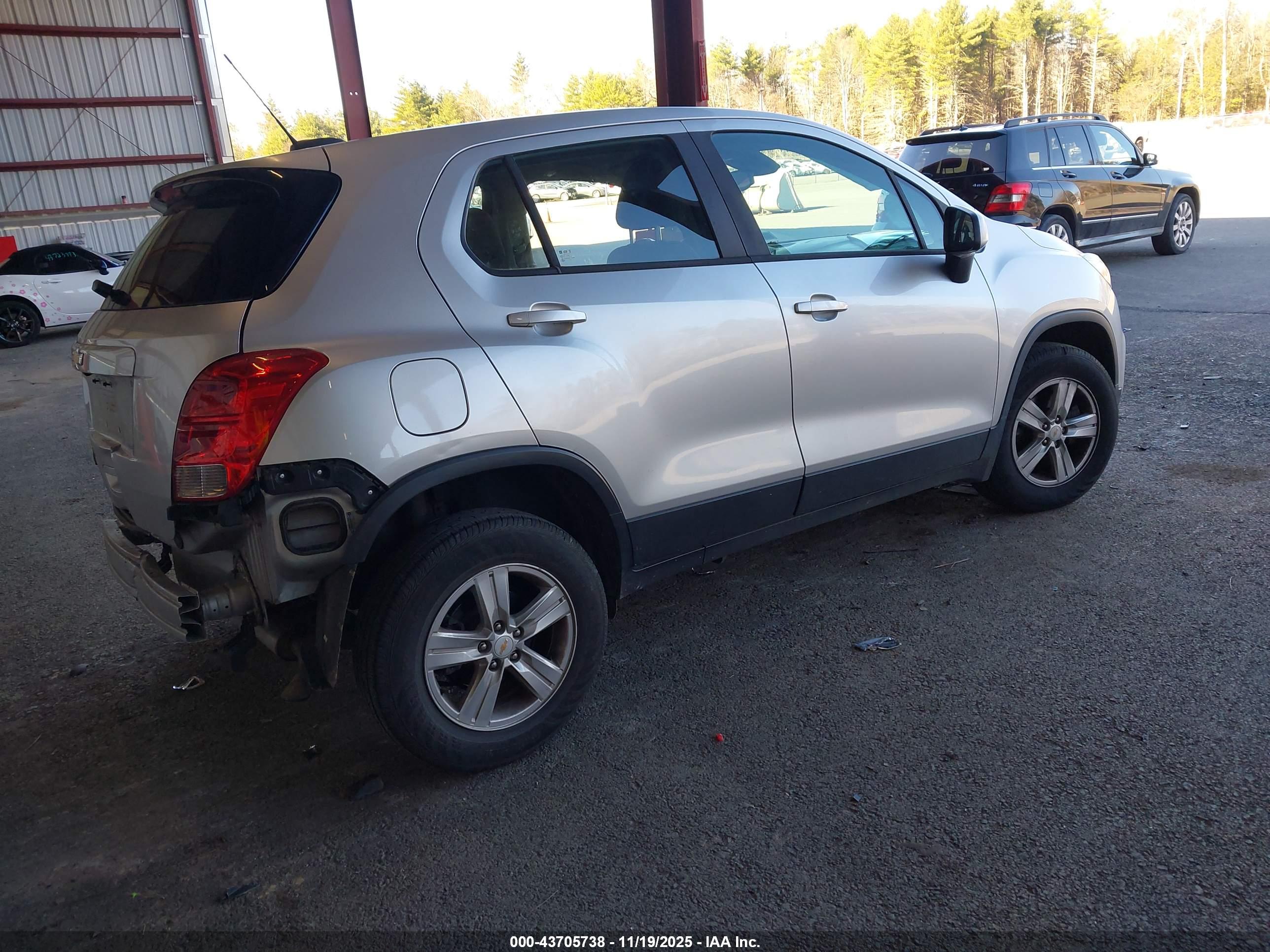 CHEVROLET TRAX image 4