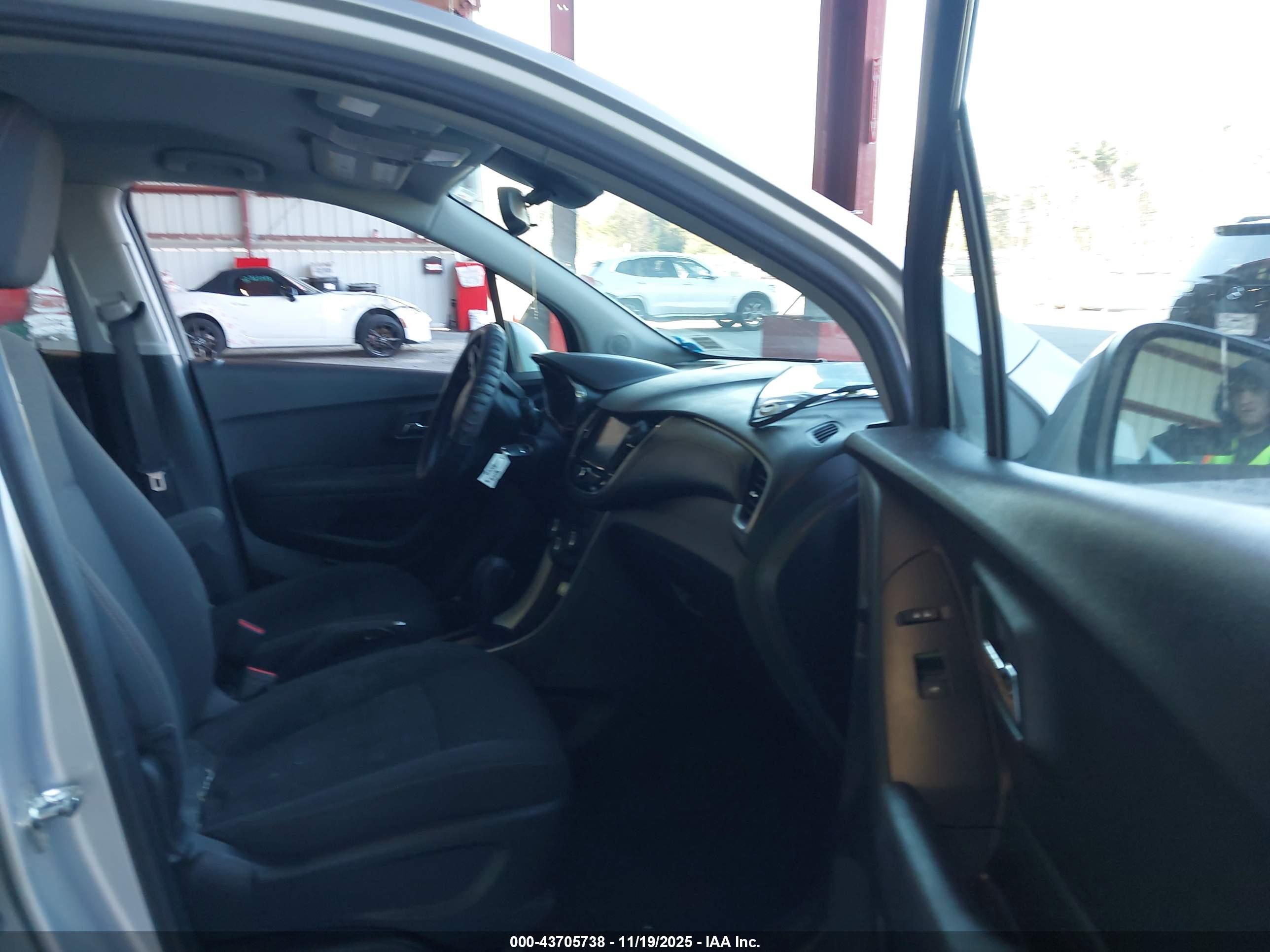 CHEVROLET TRAX image 5