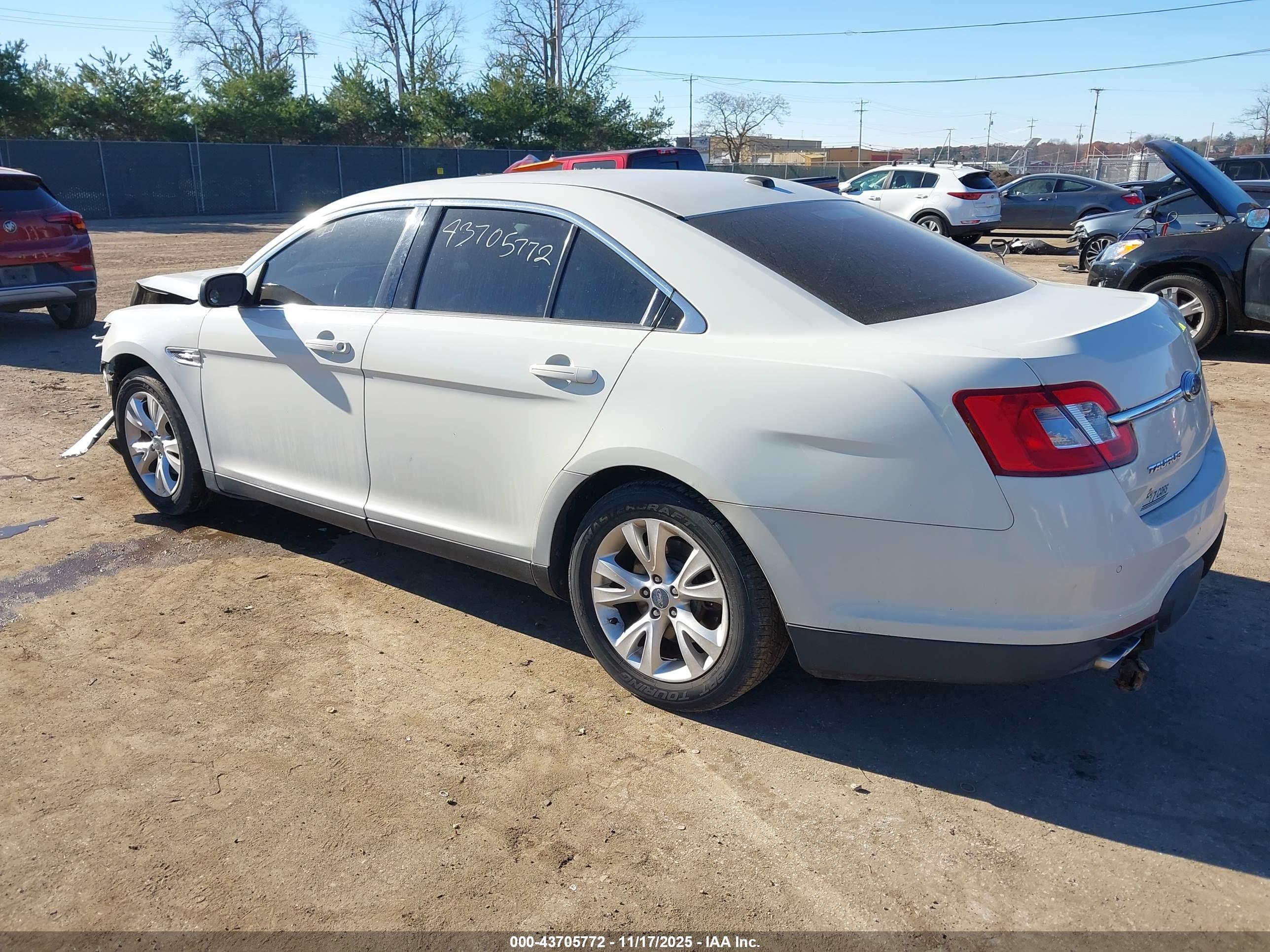 FORD TAURUS image 3