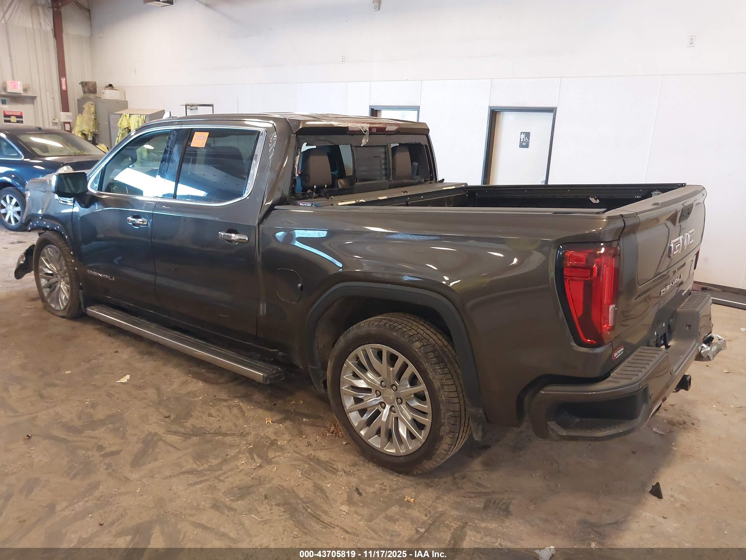 GMC SIERRA image 3