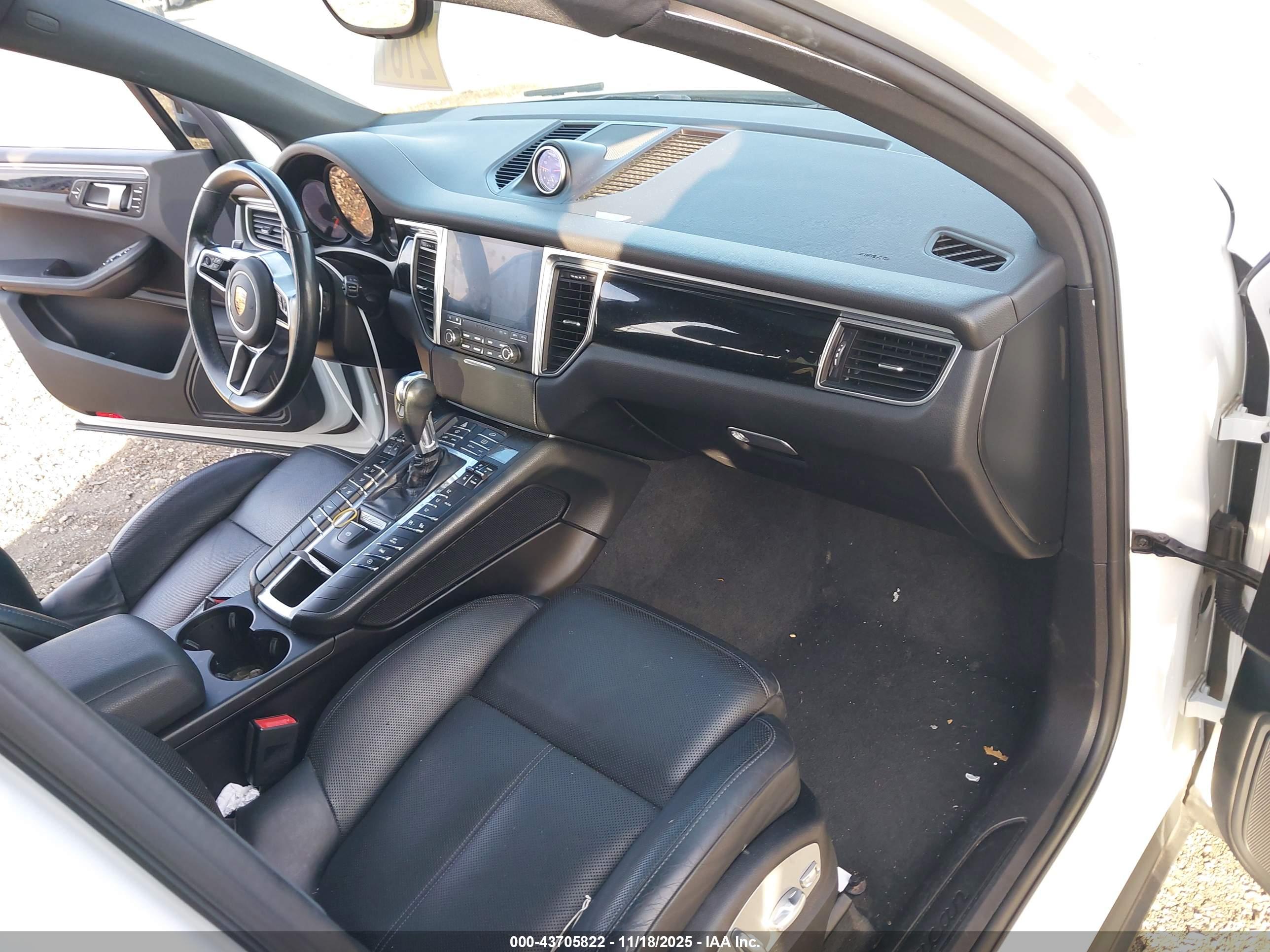 PORSCHE MACAN image 5