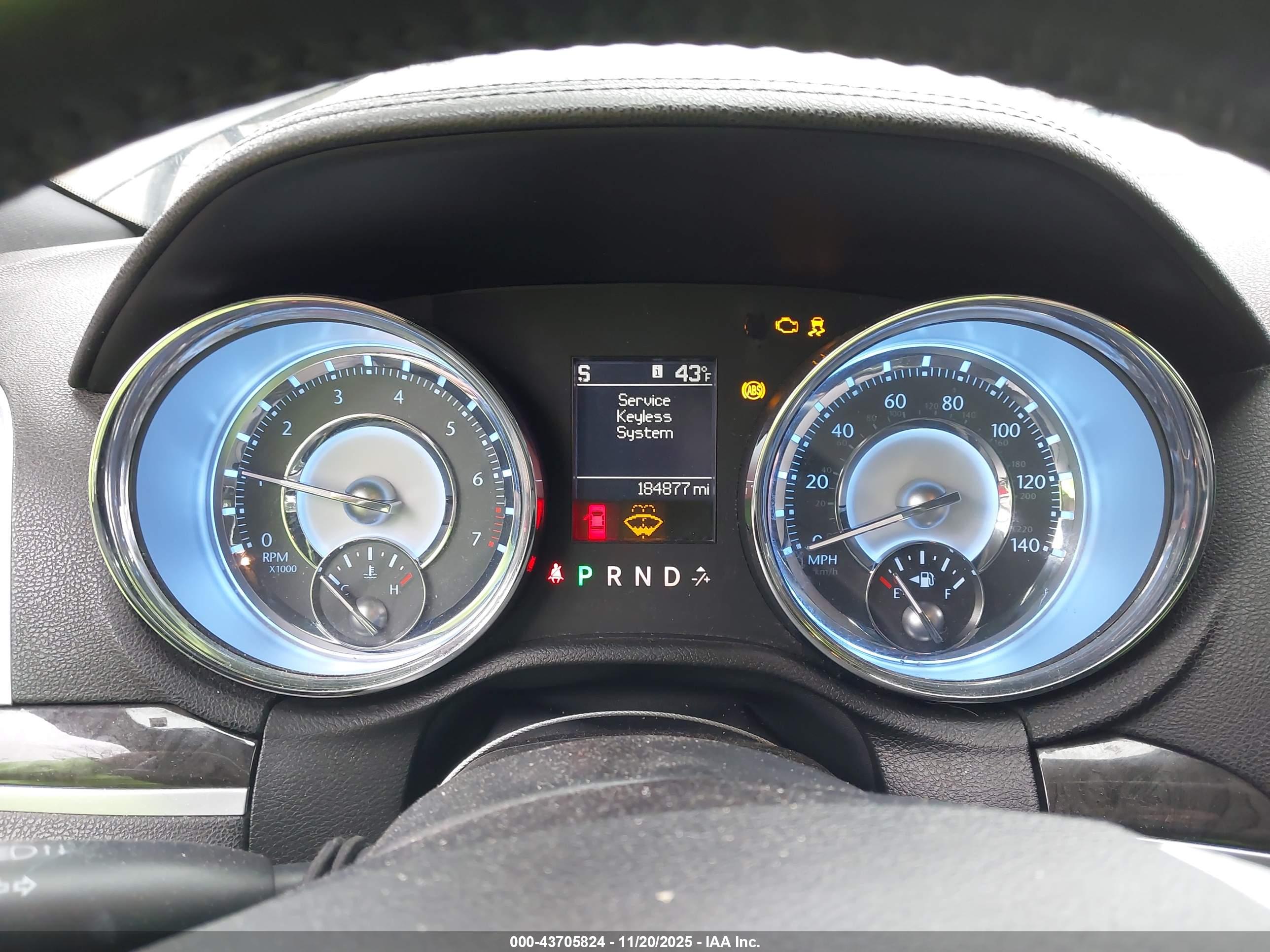 CHRYSLER 300 image 7