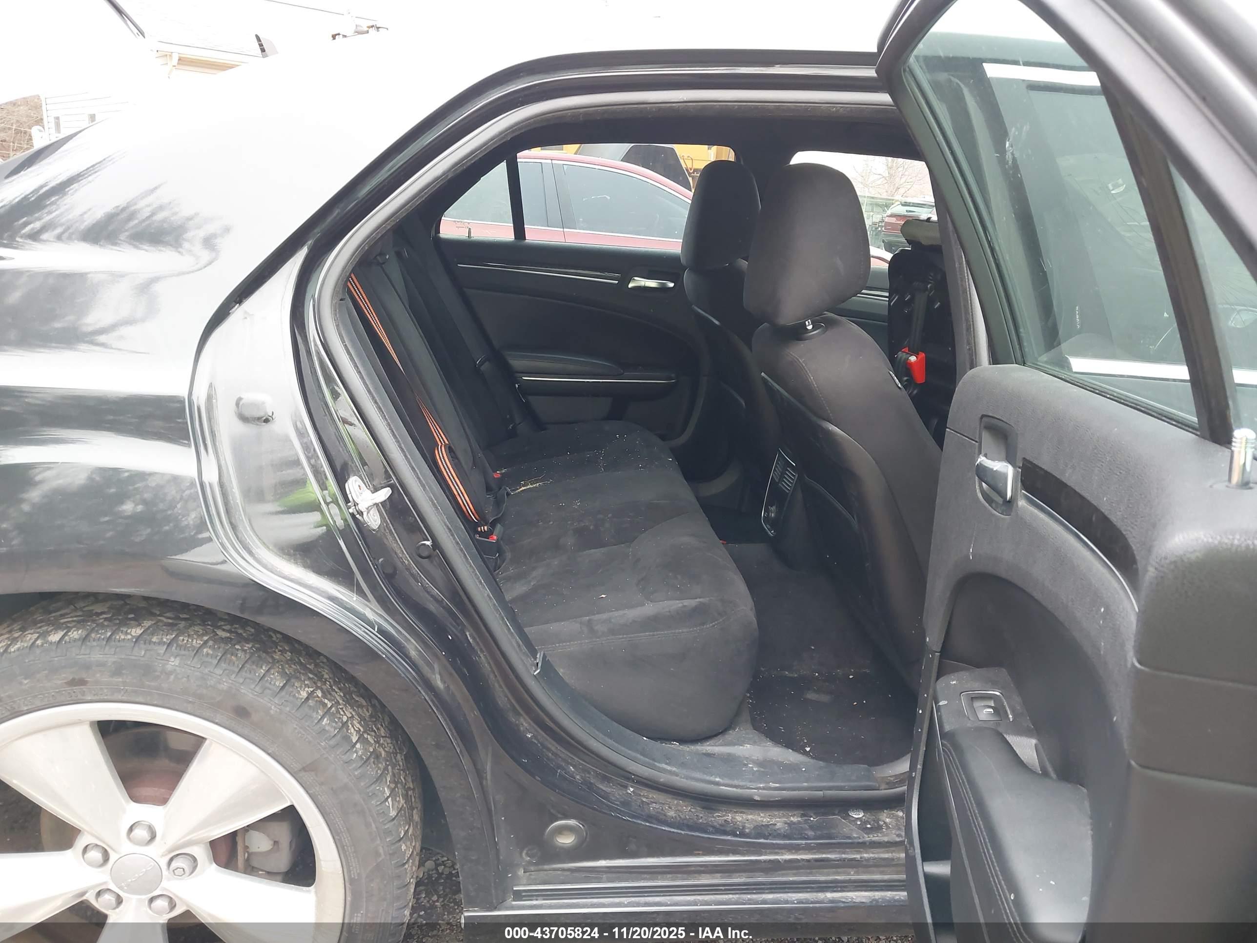 CHRYSLER 300 image 8