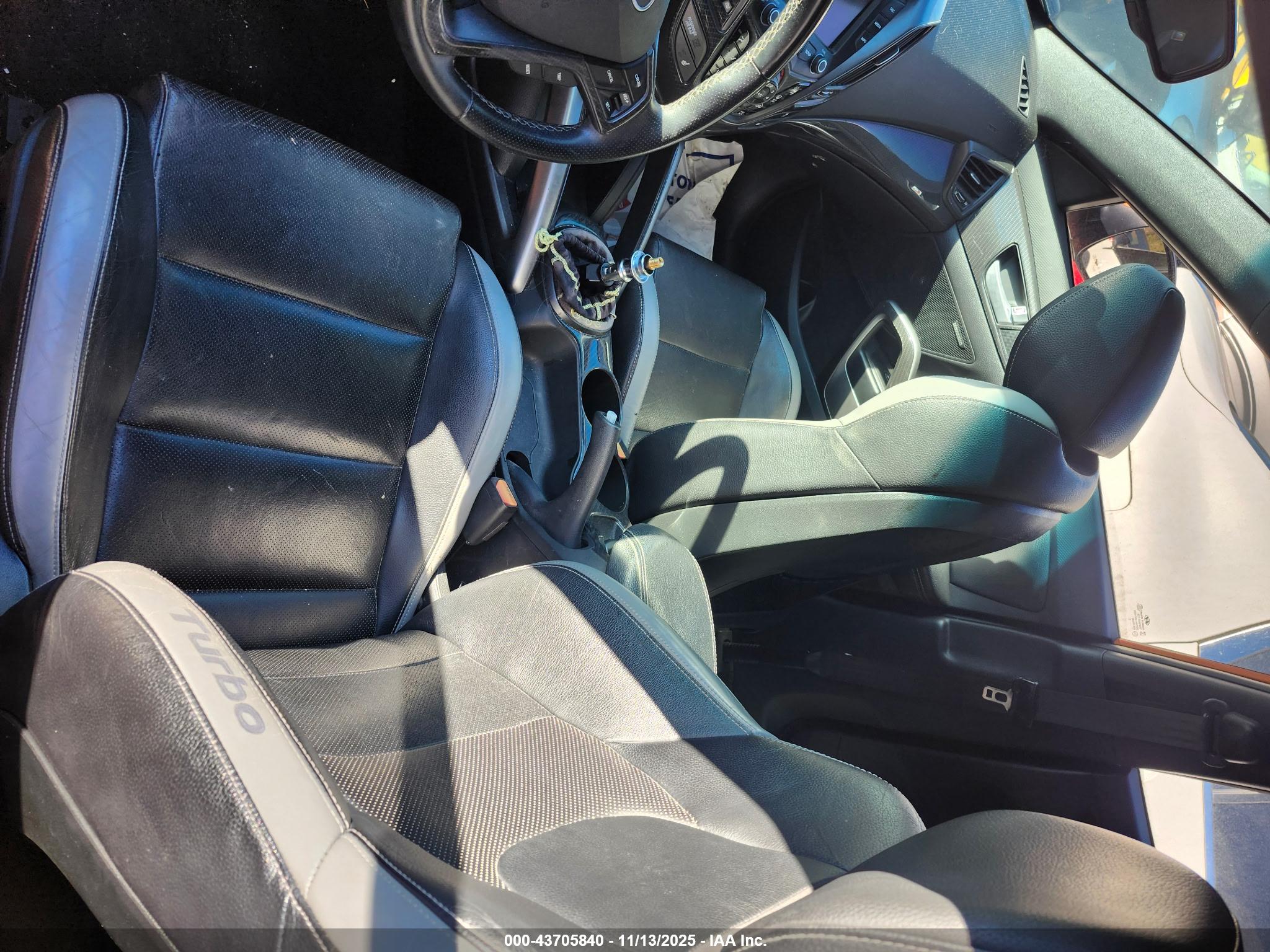 HYUNDAI VELOSTER image 5