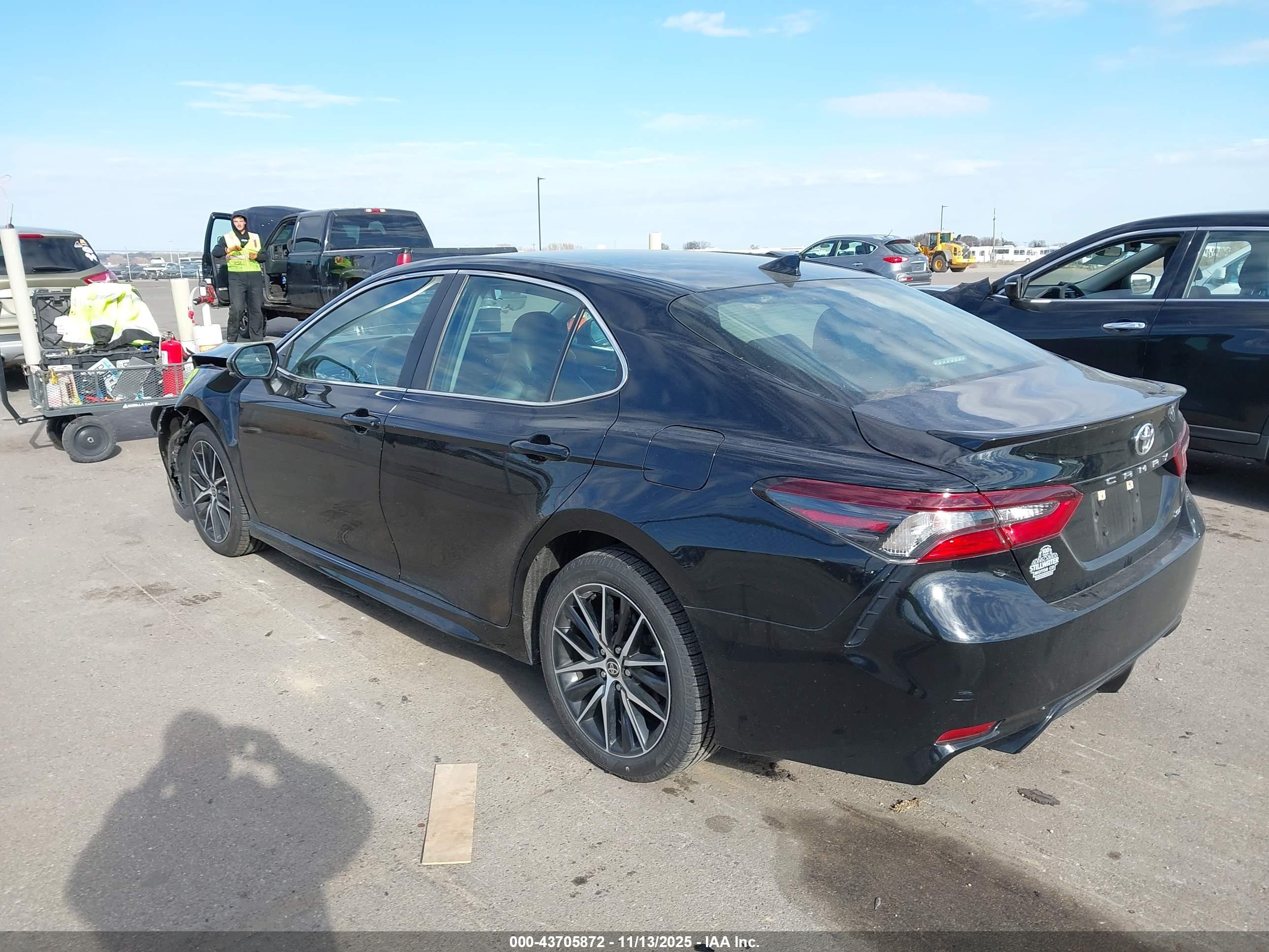 TOYOTA CAMRY image 3