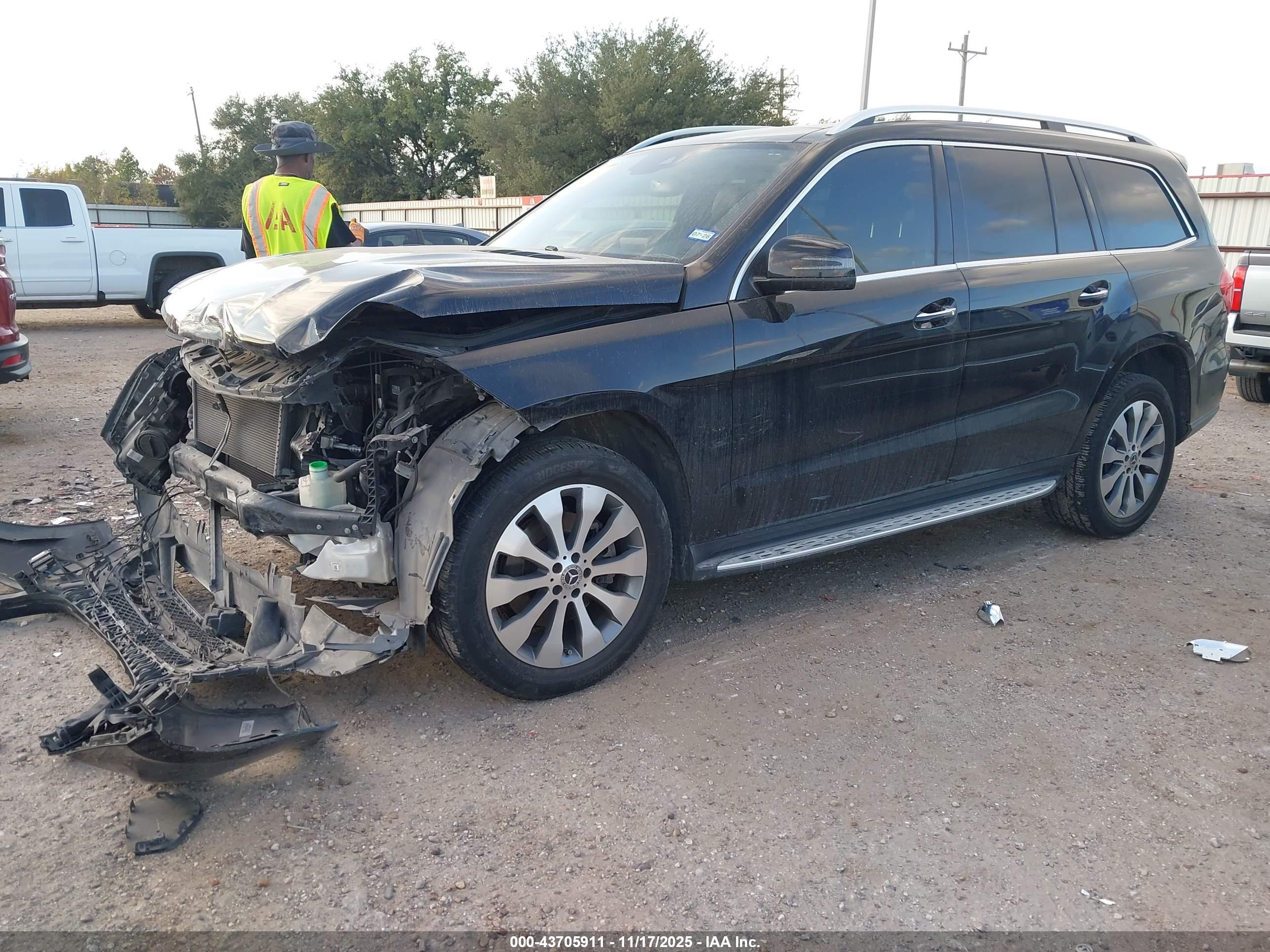MERCEDES-BENZ GLS image 2