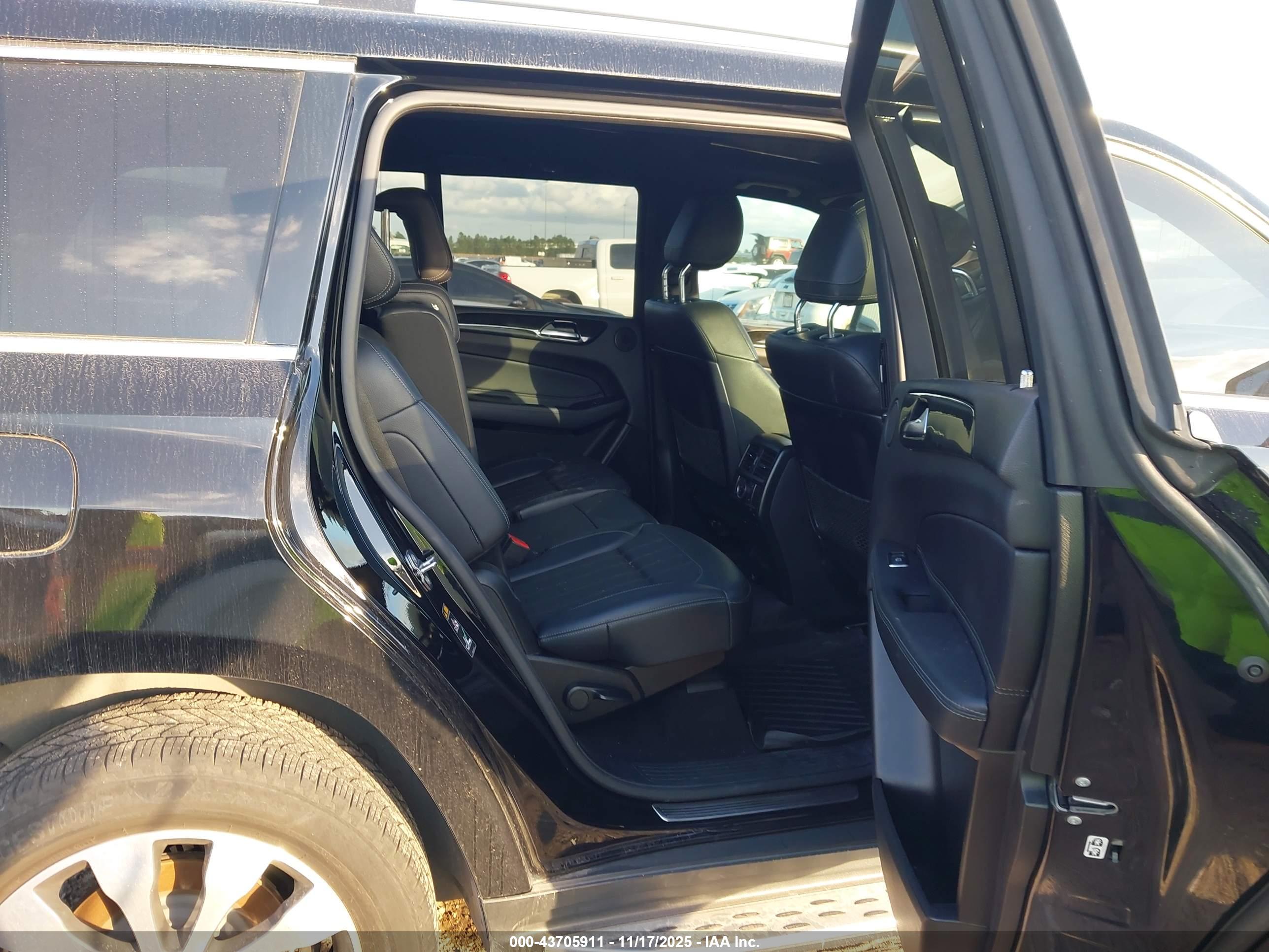MERCEDES-BENZ GLS image 8