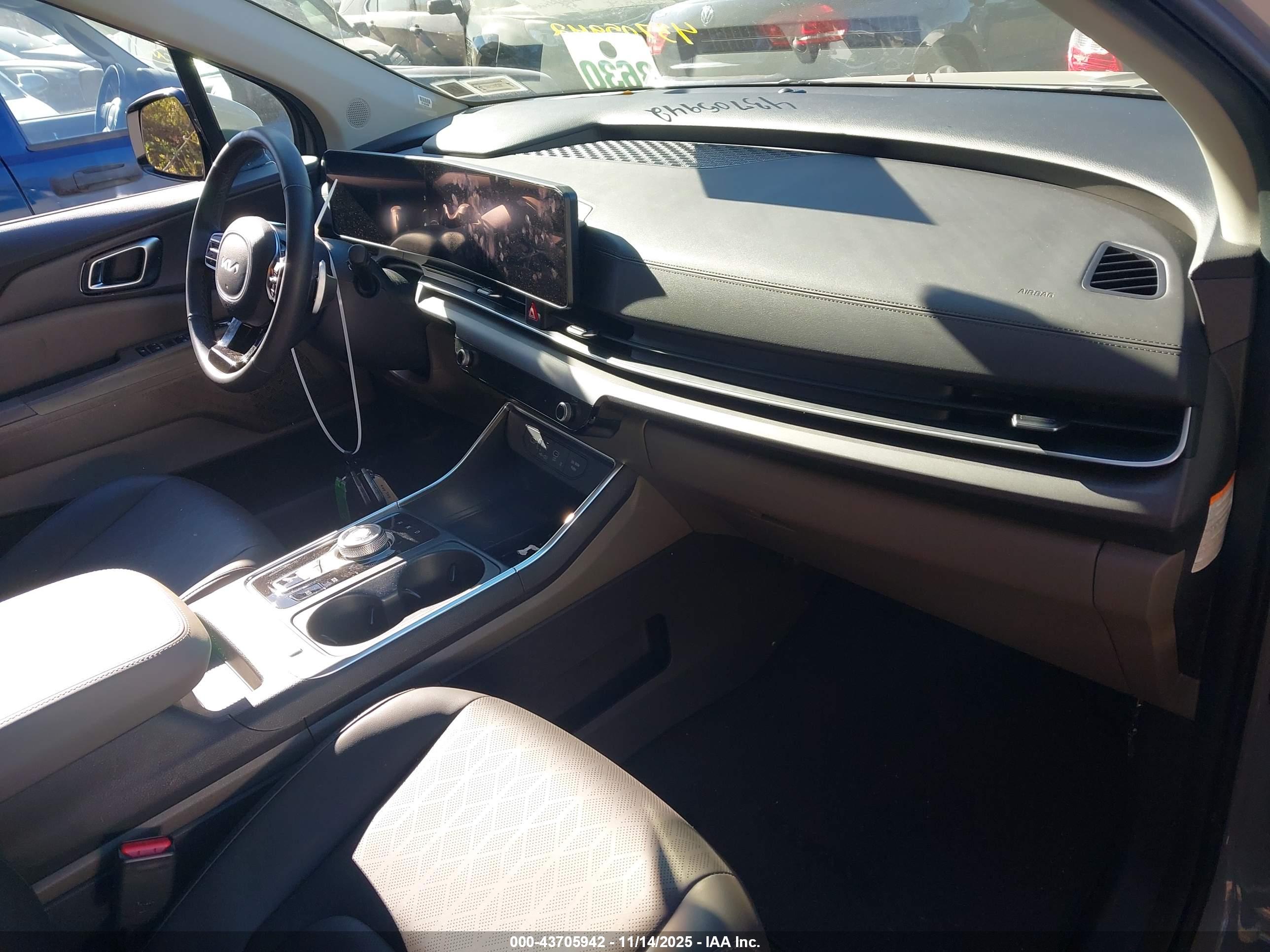 KIA CARNIVAL image 5