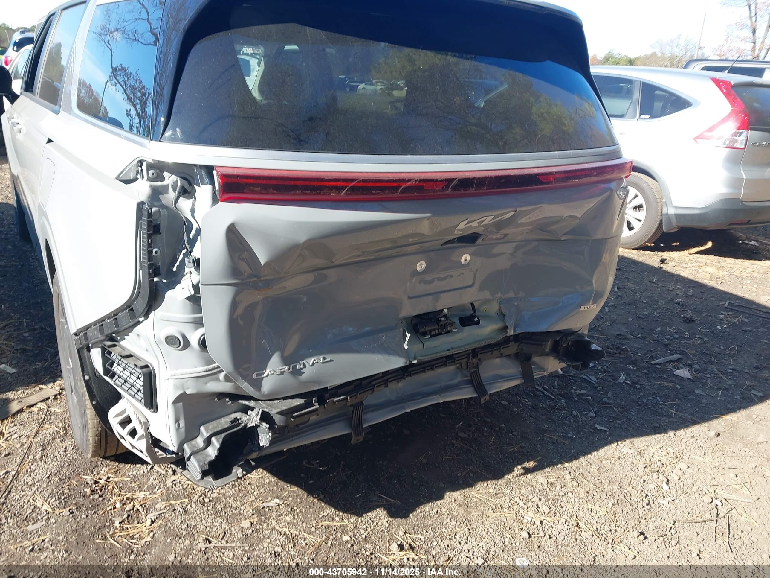 KIA CARNIVAL image 6