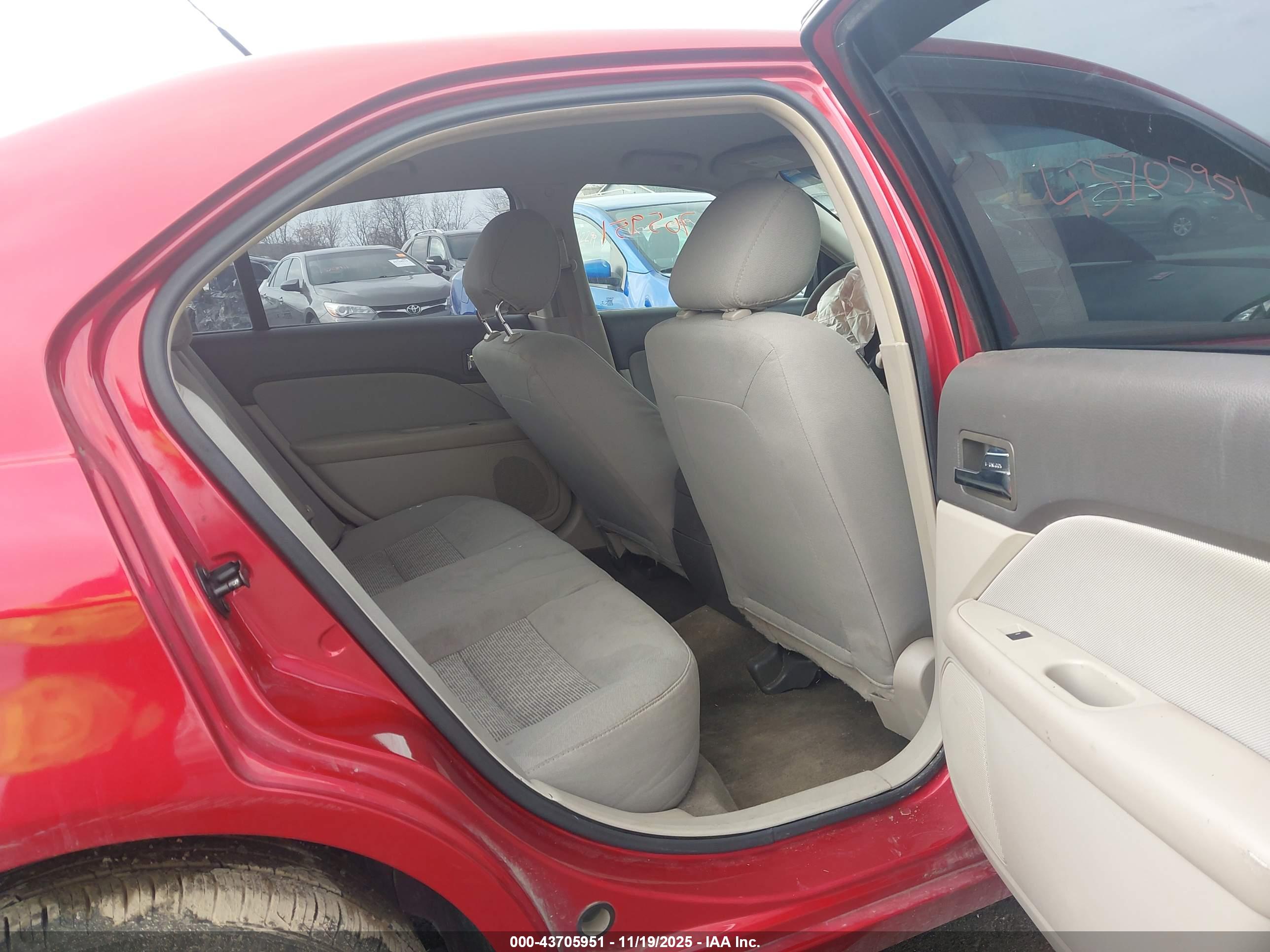 FORD FUSION image 8