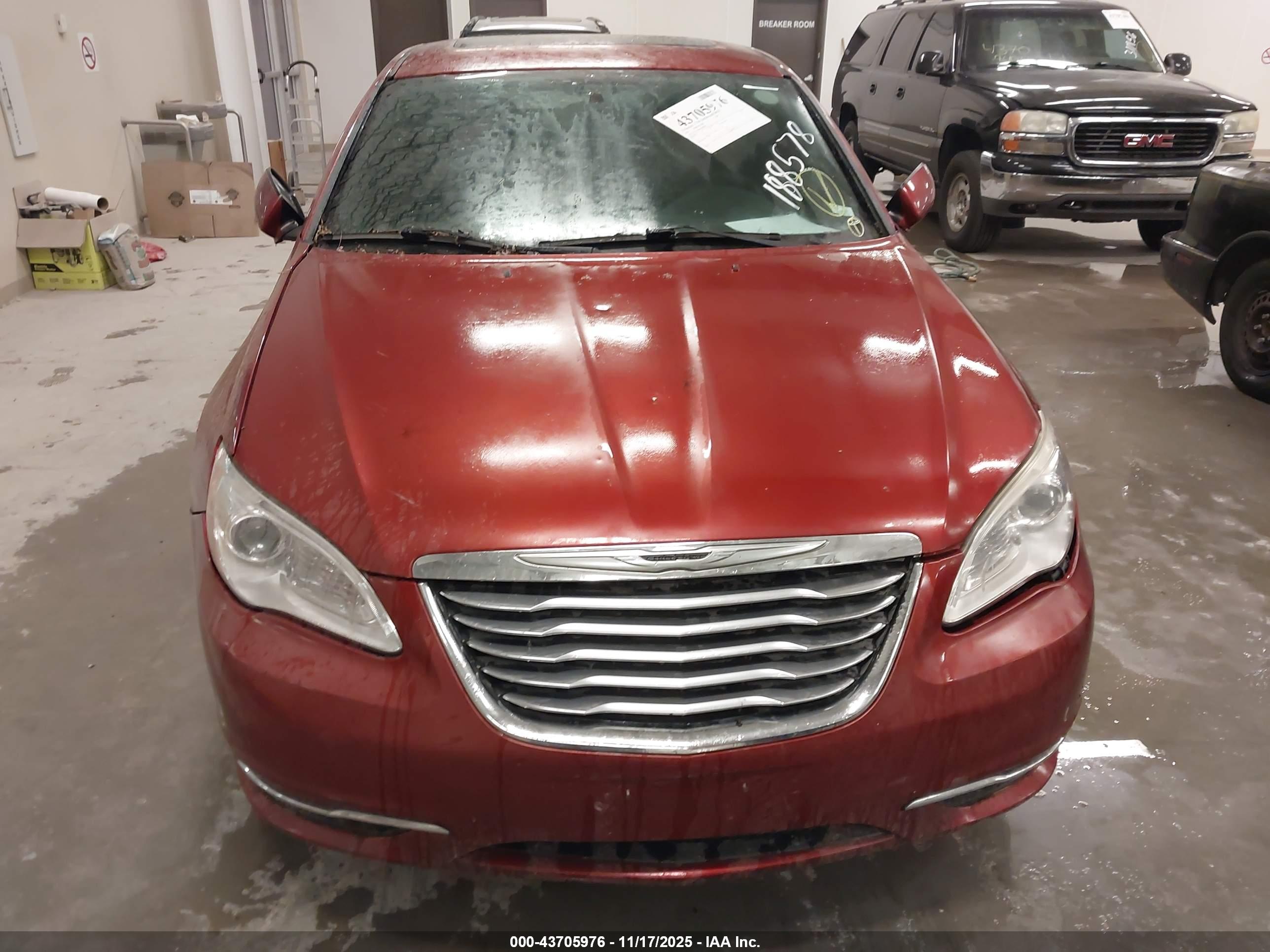 CHRYSLER 200 image 6