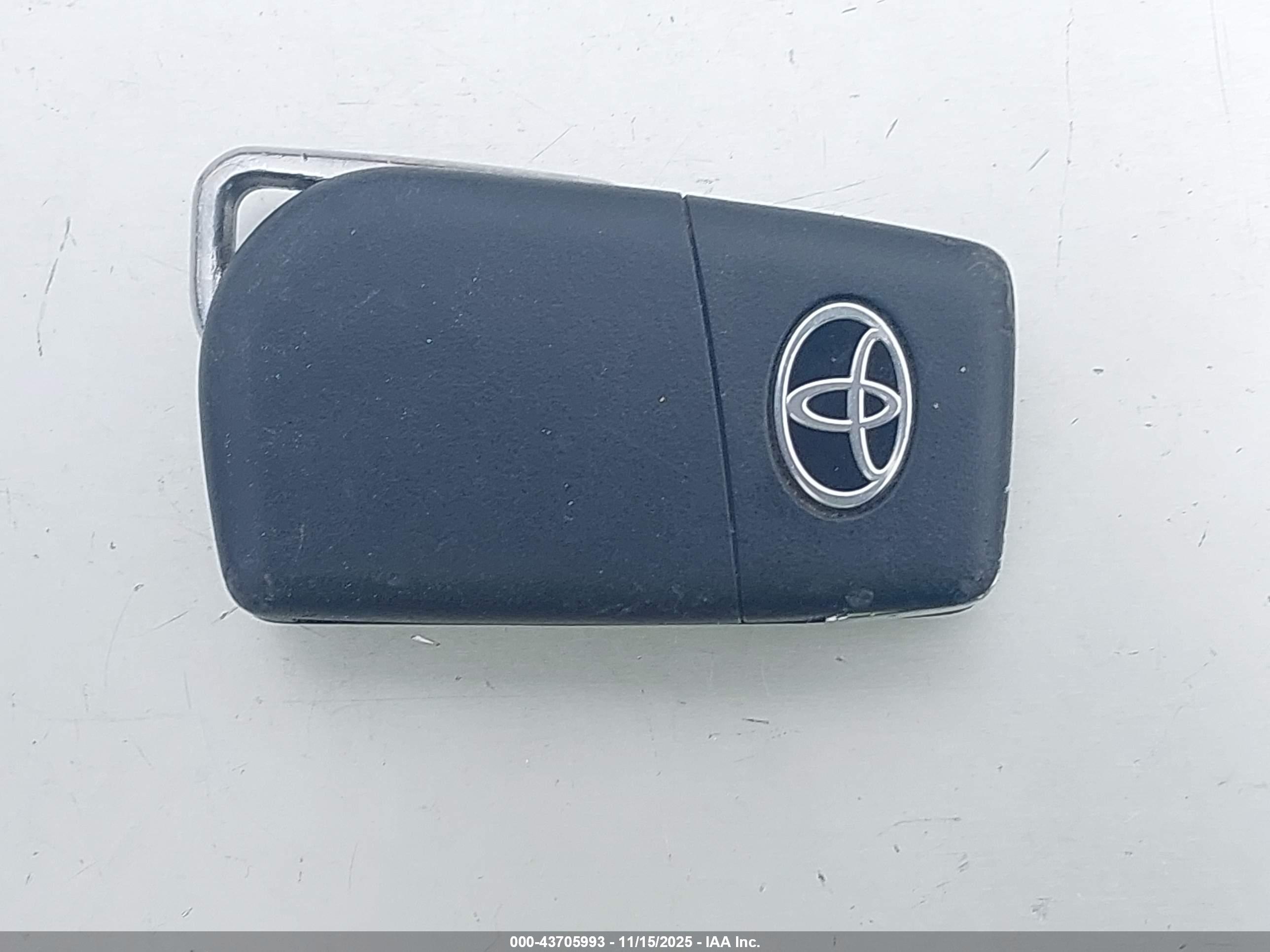 TOYOTA RAV4 image 11