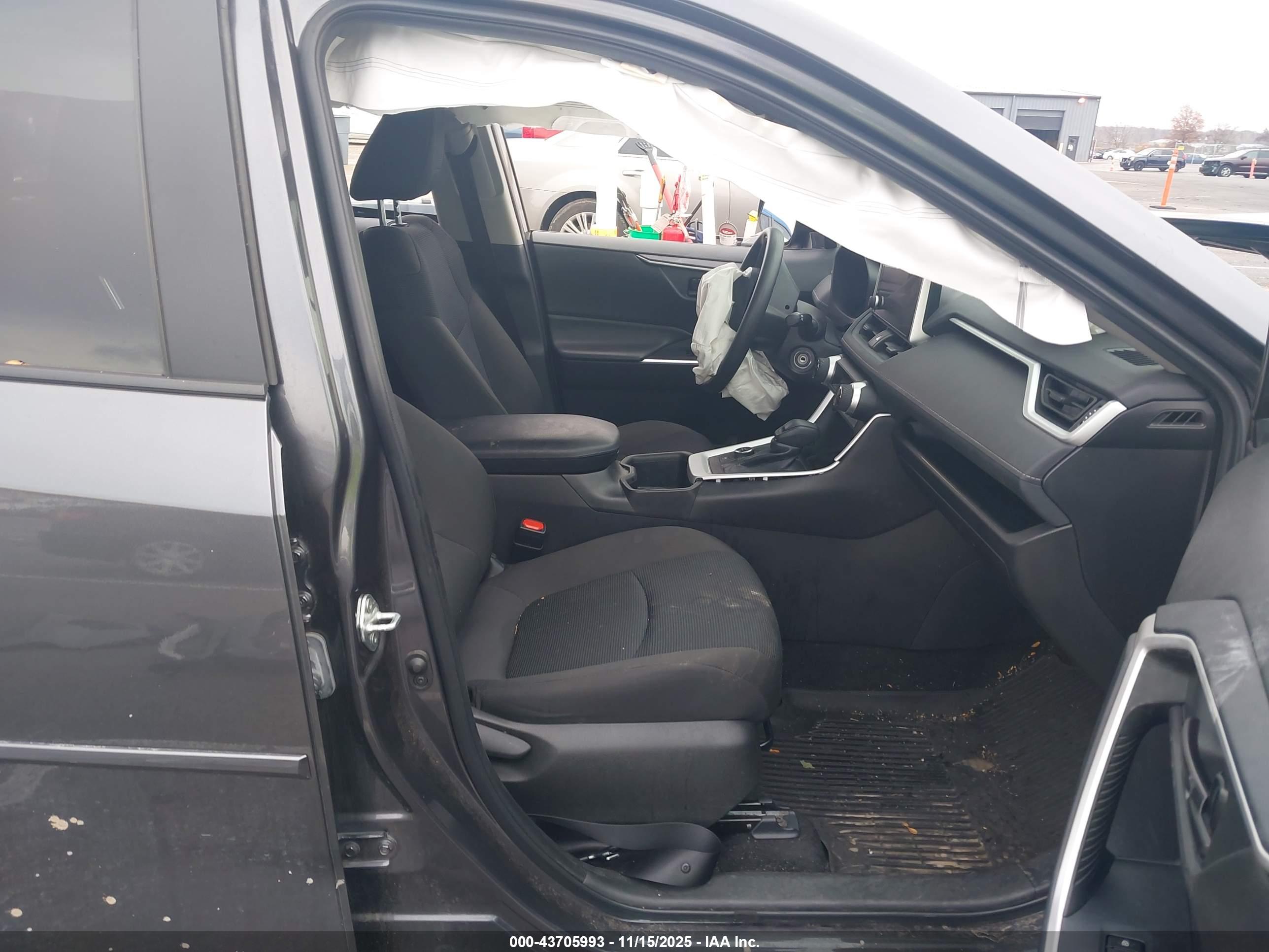 TOYOTA RAV4 image 5
