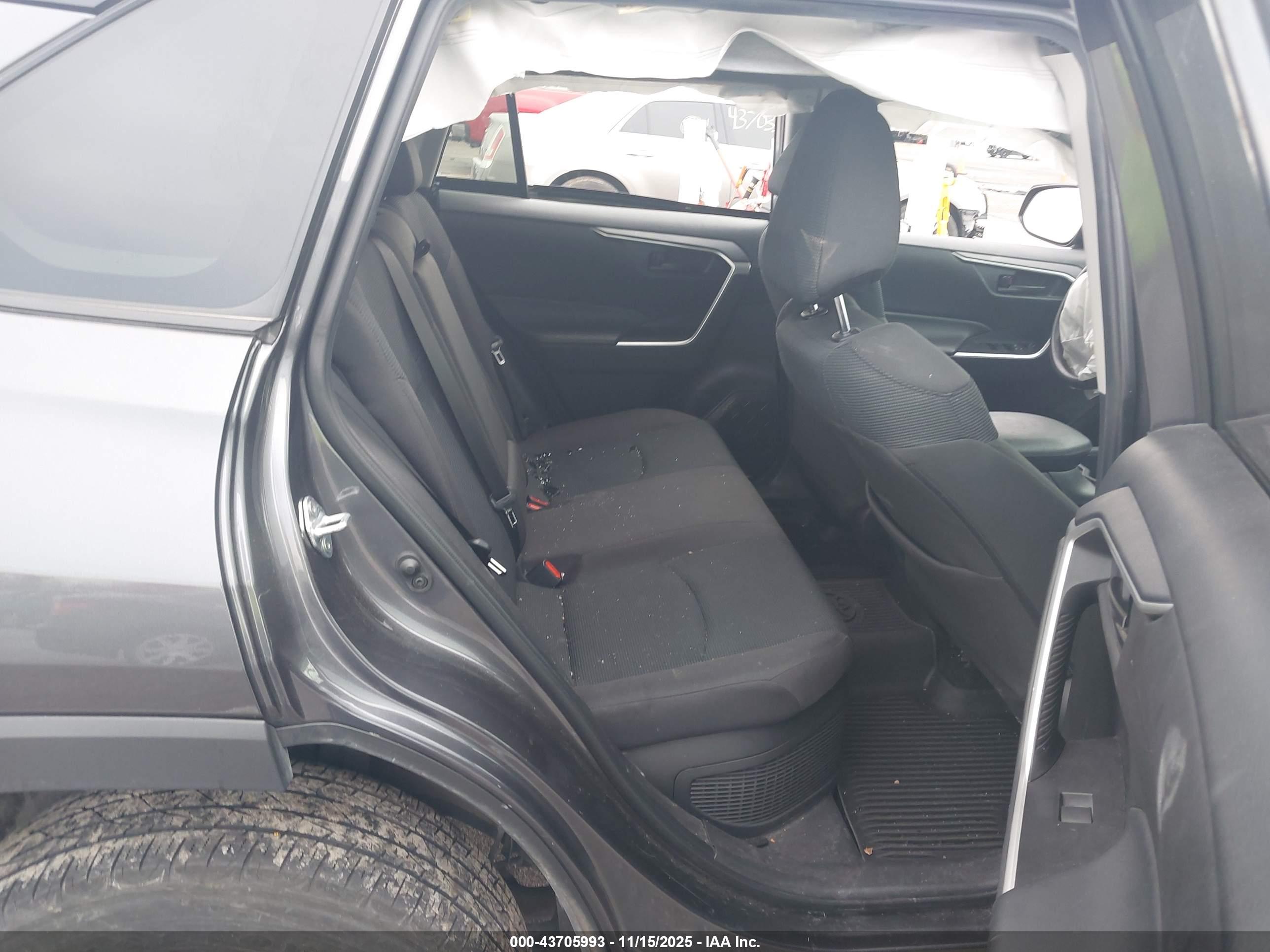 TOYOTA RAV4 image 8