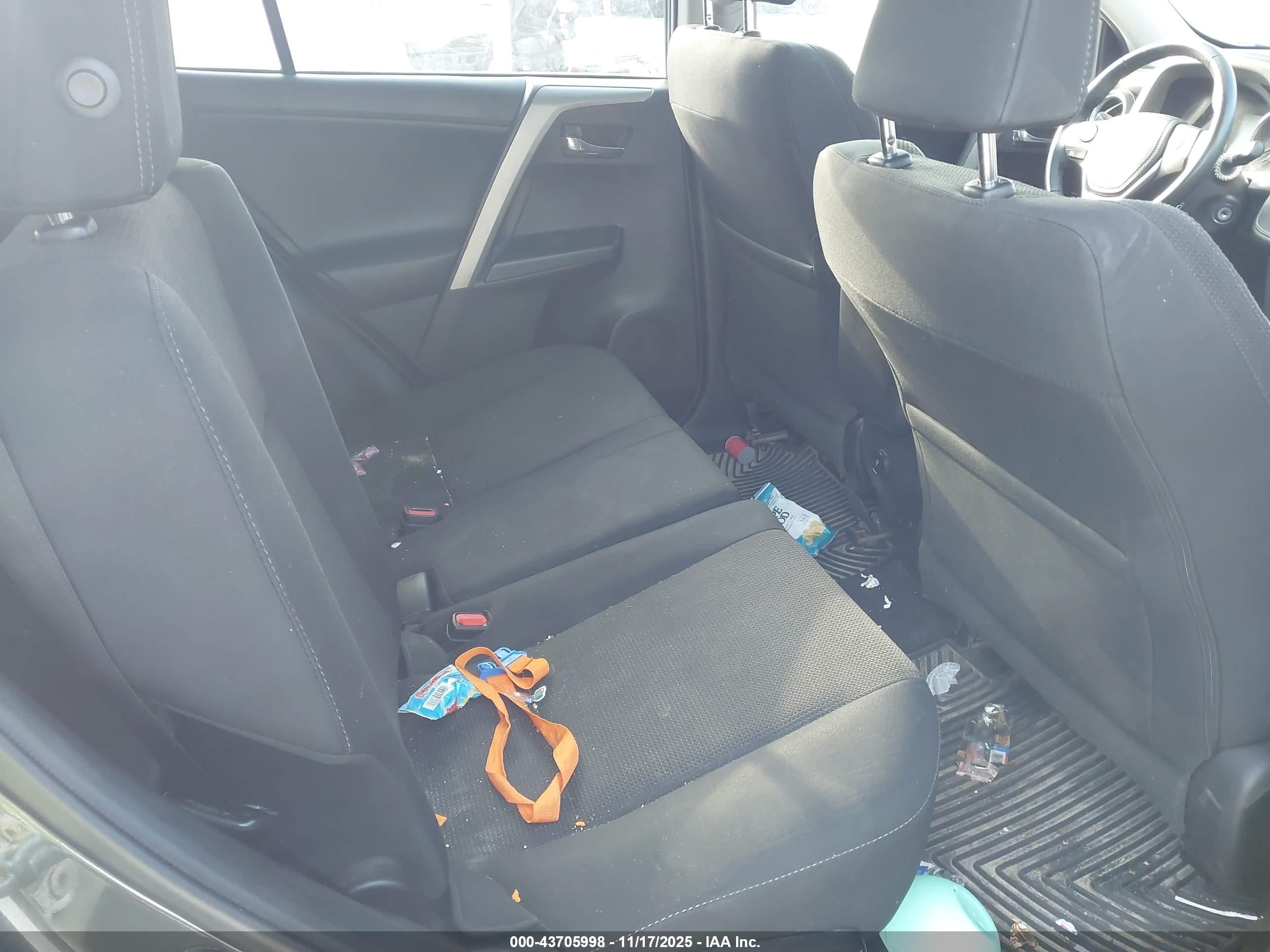 TOYOTA RAV4 image 8