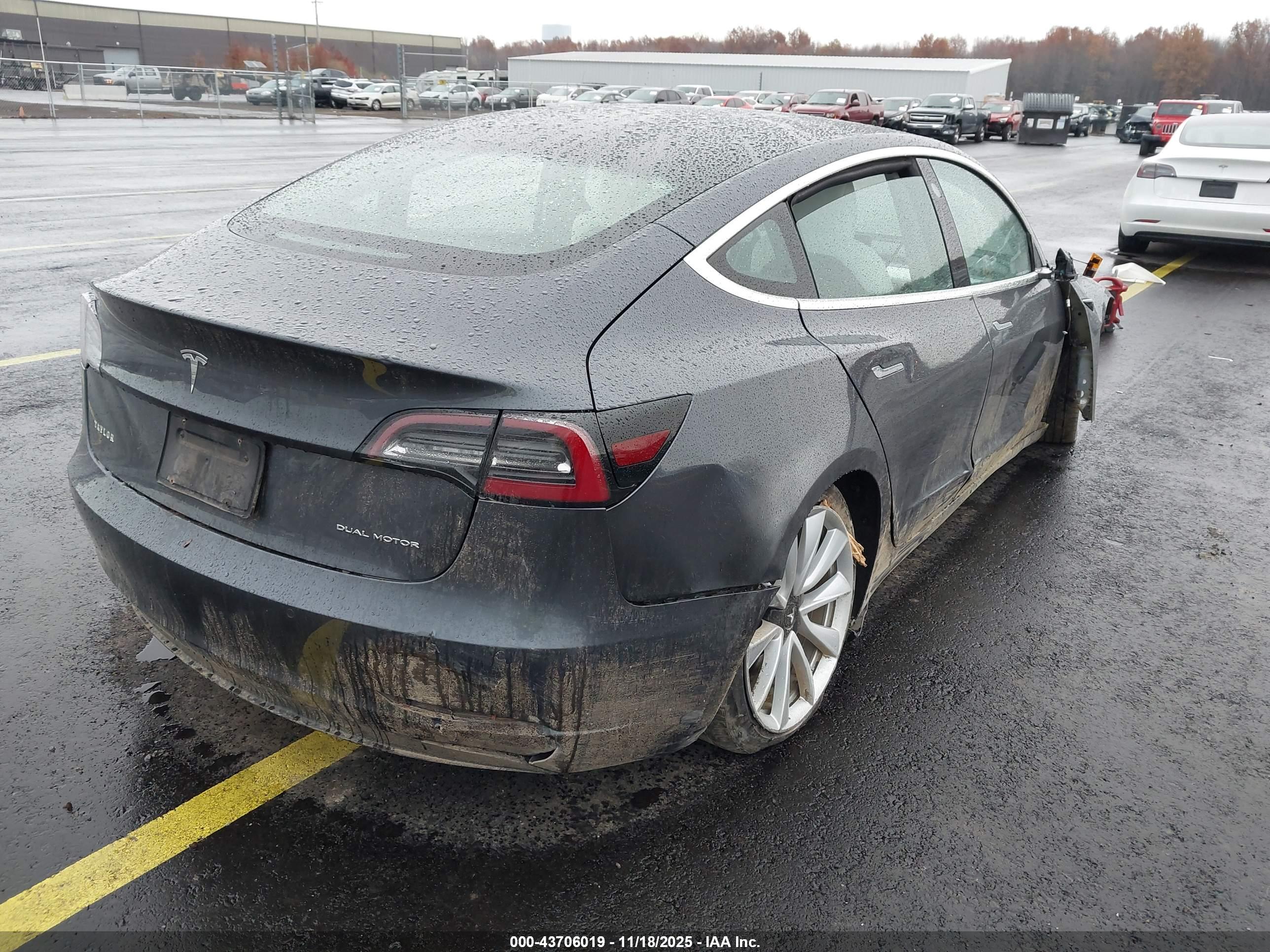 TESLA MODEL image 4