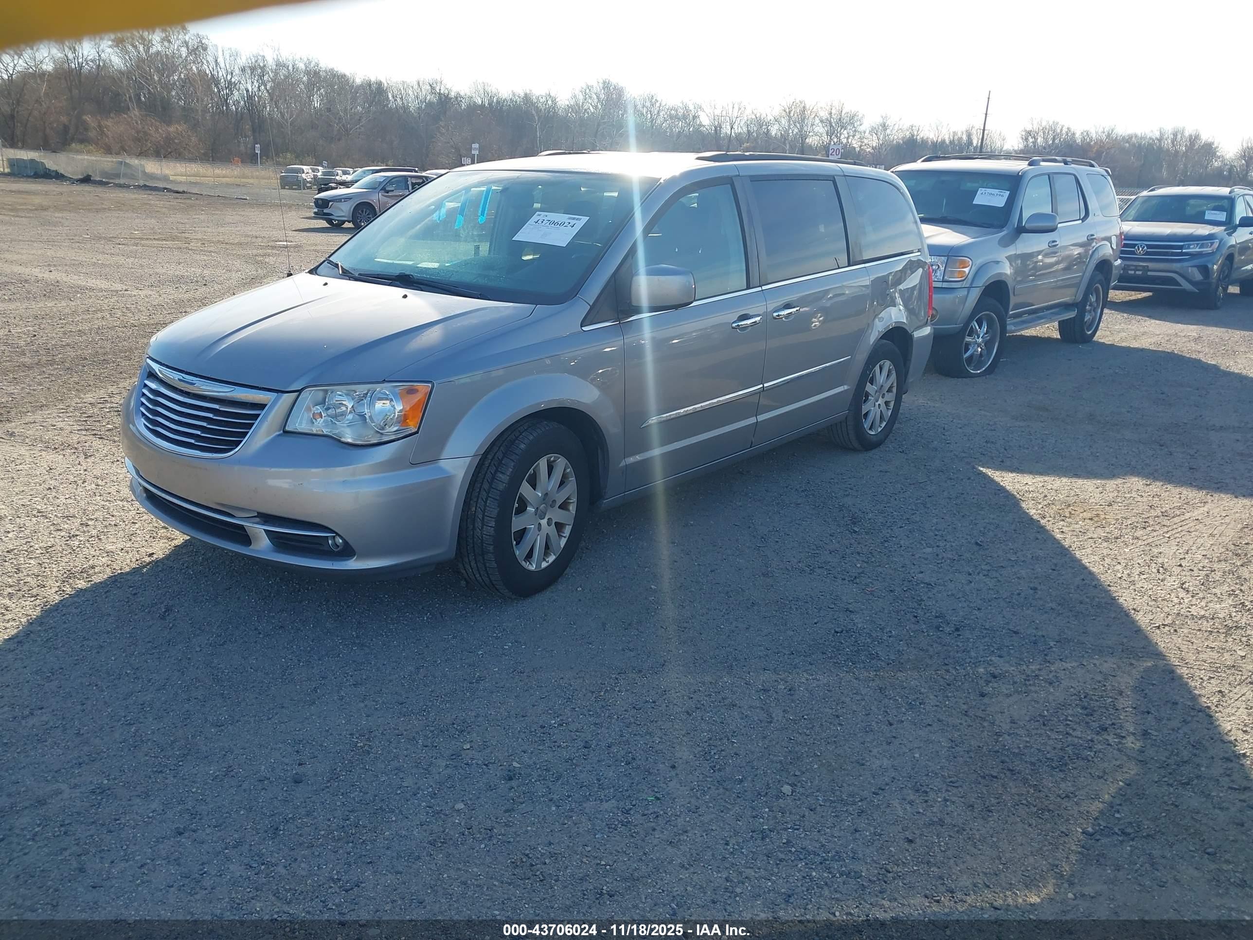 CHRYSLER TOWN image 2