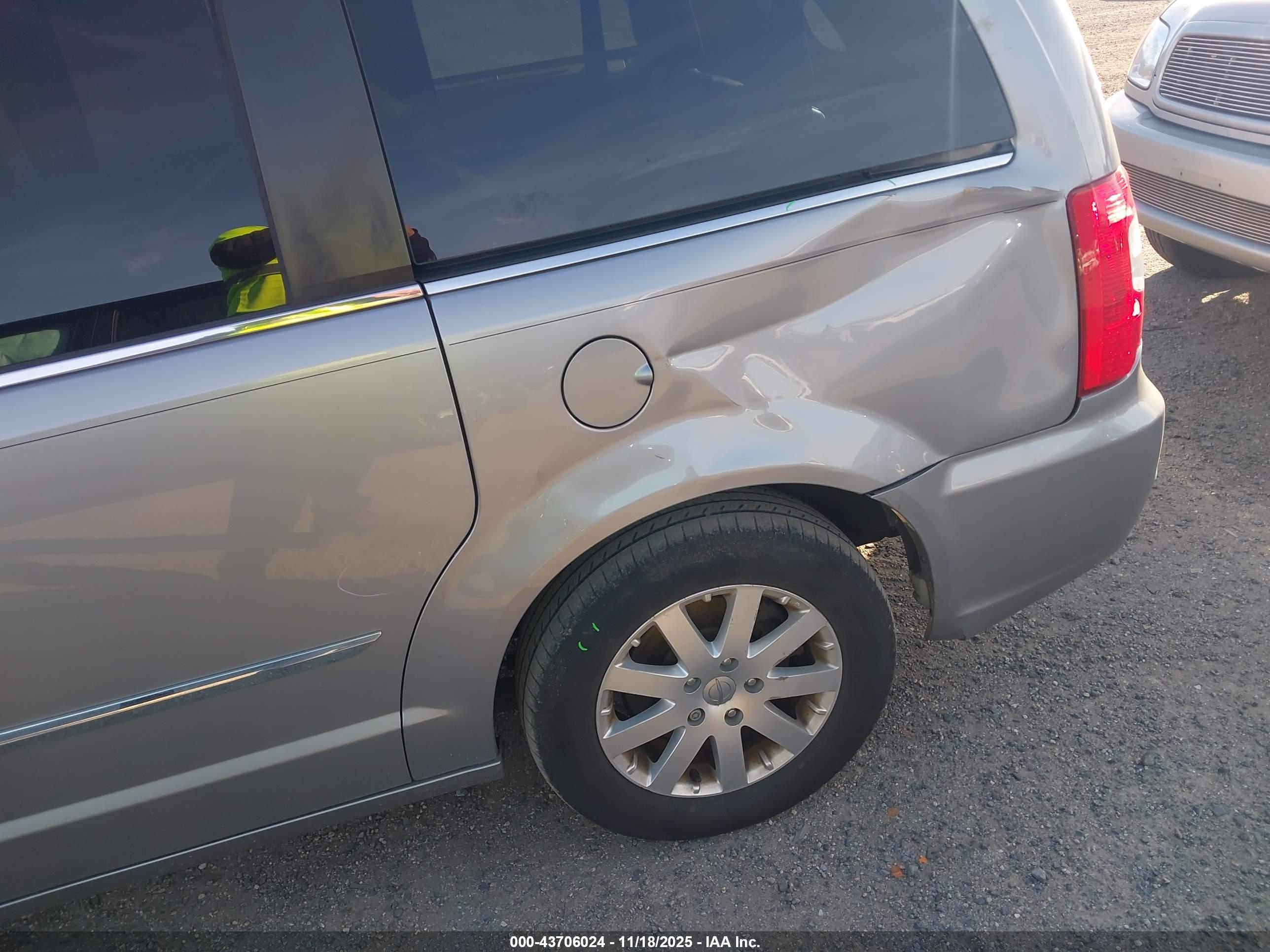 CHRYSLER TOWN image 6