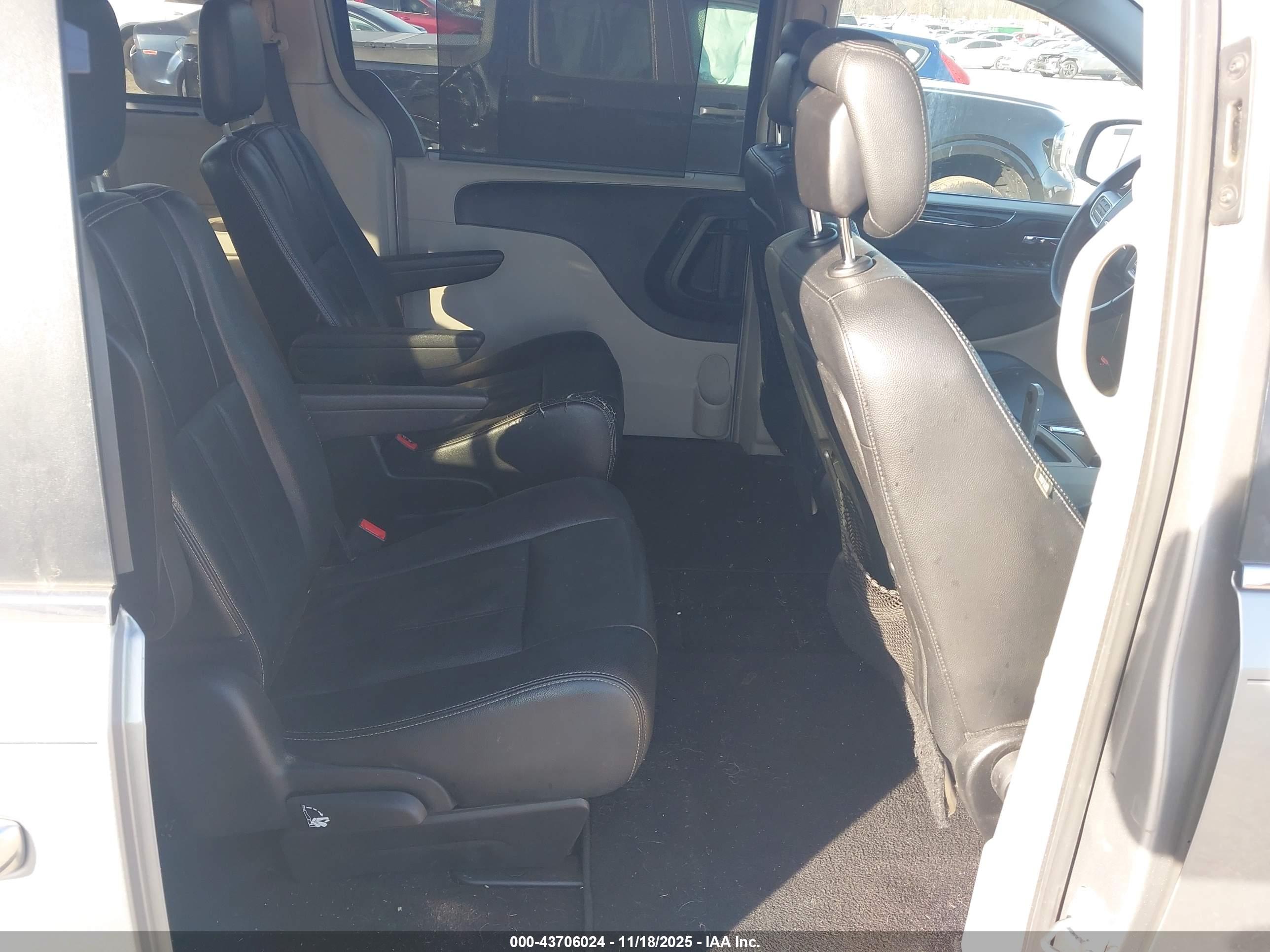 CHRYSLER TOWN image 8