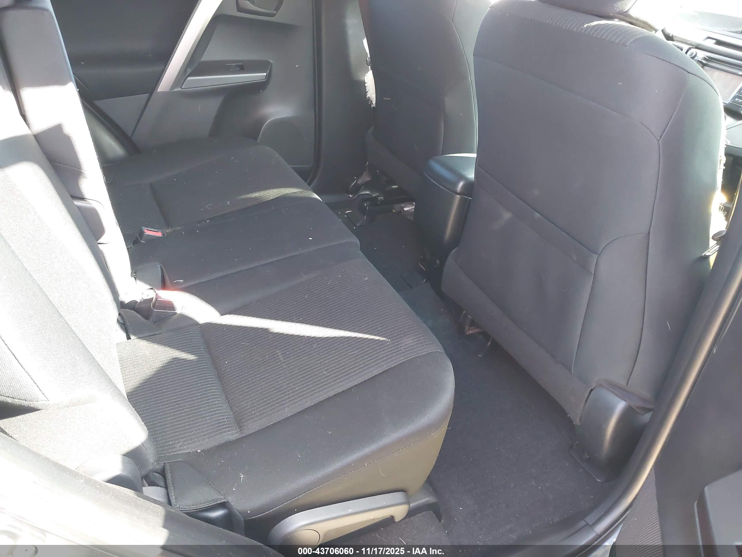 TOYOTA RAV4 image 8