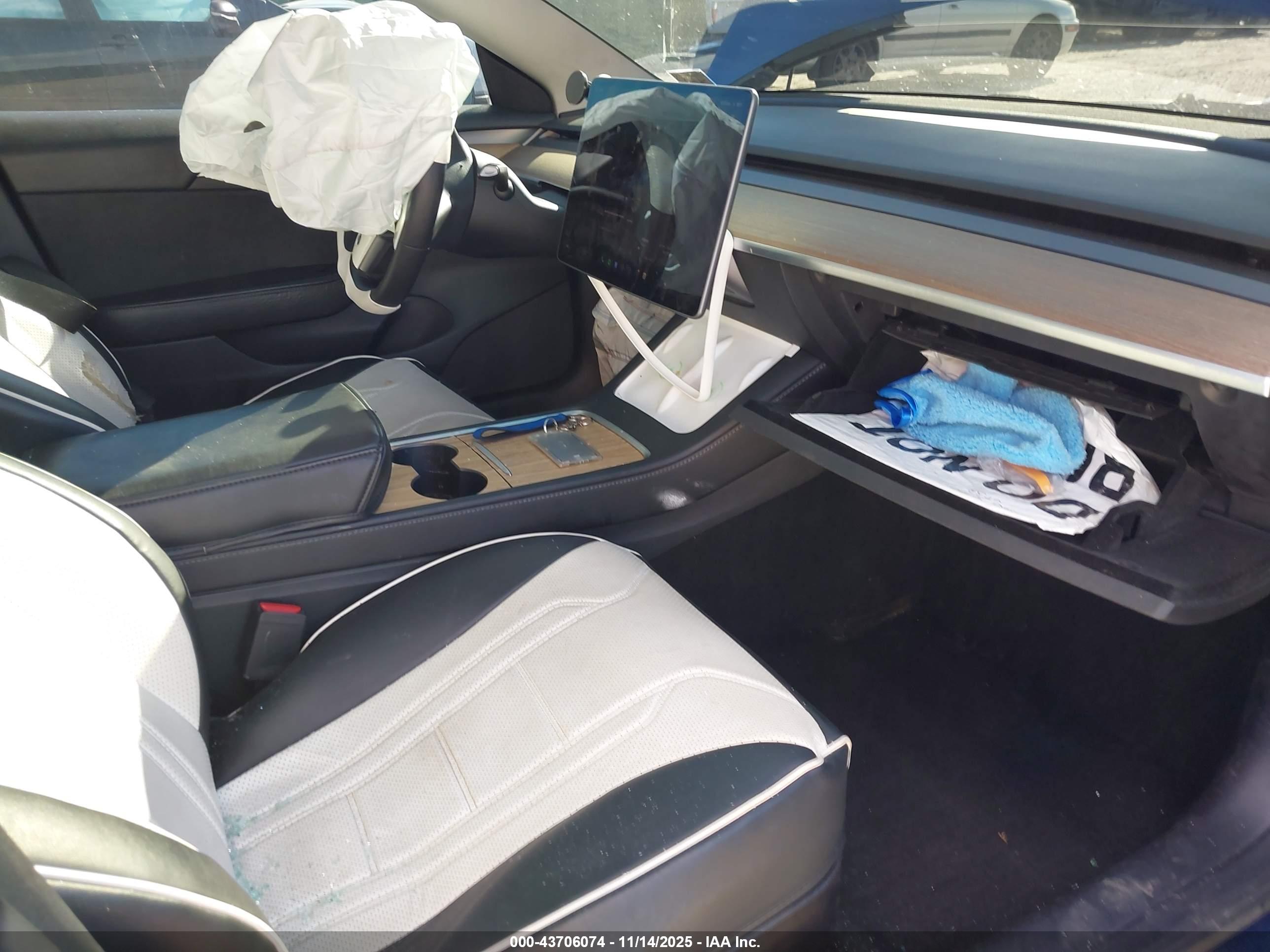 TESLA MODEL image 5