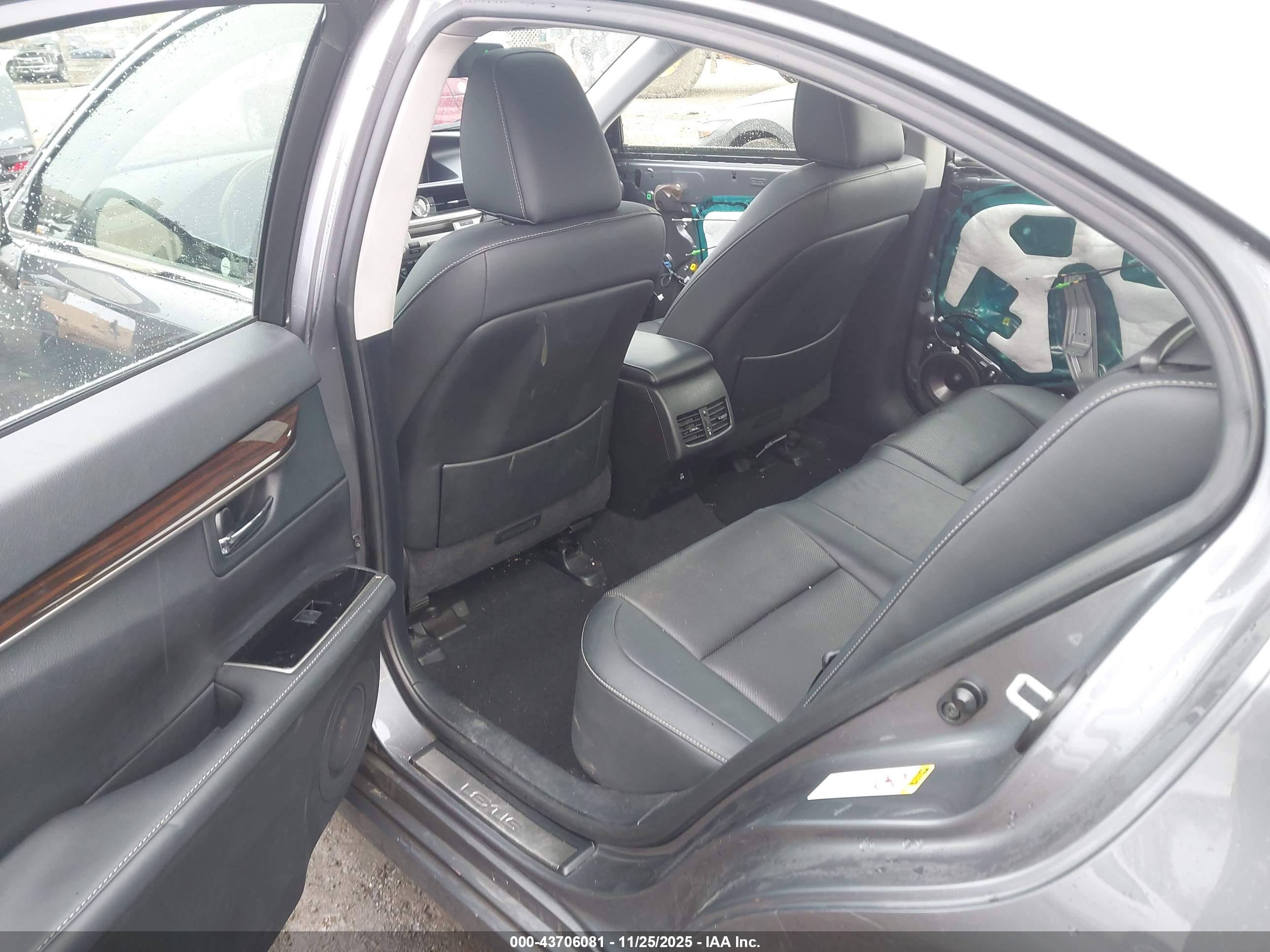 LEXUS ES image 8